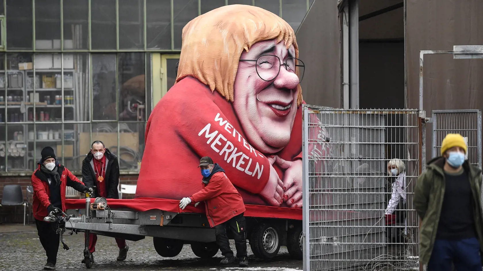 Na snímke alegorický voz zobrazujúci Armina Lascheta, možného nástupcu nemeckej kancelárky Angely Merkelovej v nemeckom Düsseldorfe 15. februára 2021. Kvôli pandémii nového koronavírusu zrušili tradičný fašiangový karneval v meste. FOTO TASR/AP