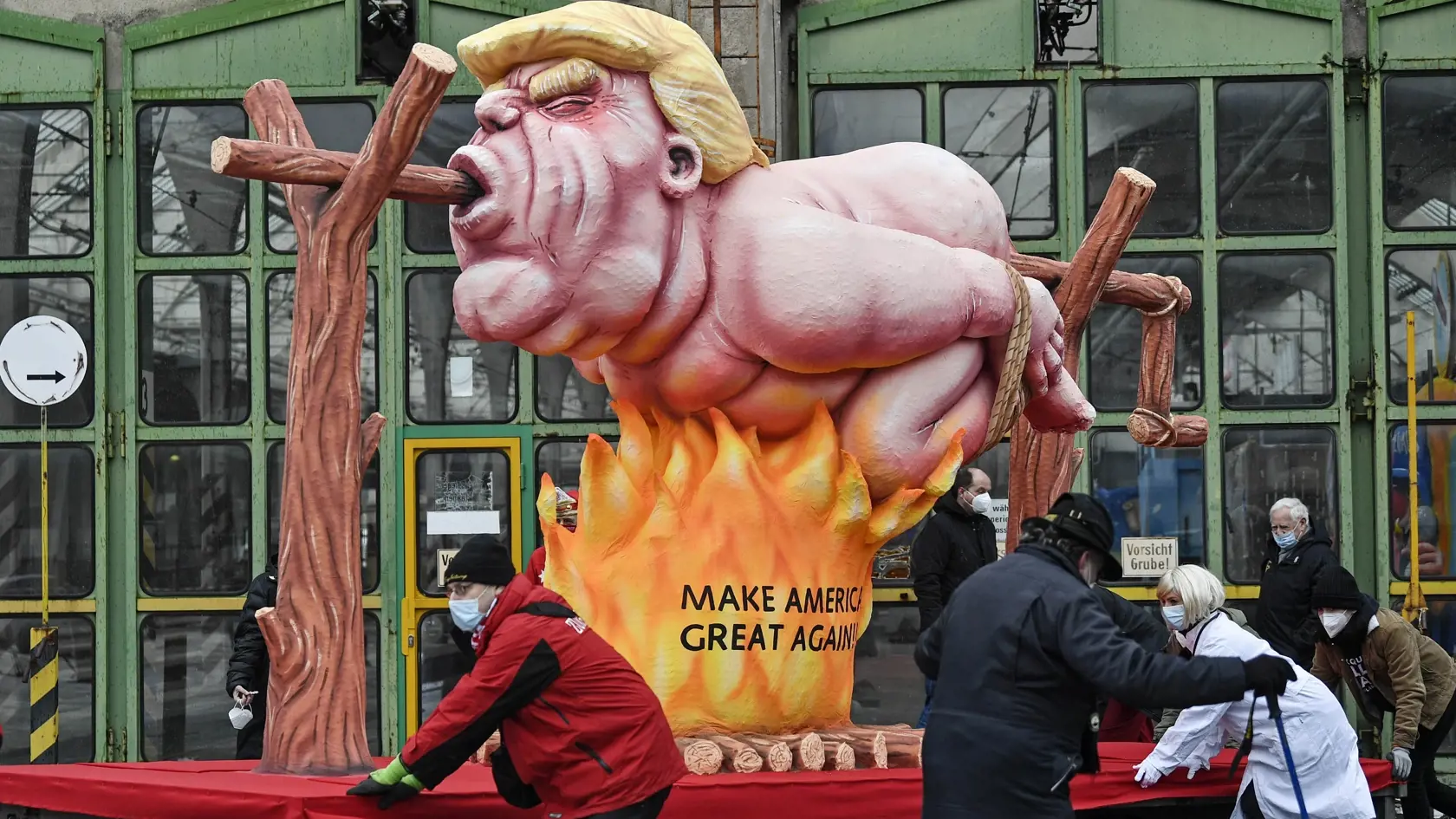 Na snímke alegorický voz zobrazujúci bývalého amerického prezidenta Donalda Trumpa na ulici v  nemeckom Düsseldorfe 15. februára 2021. Kvôli pandémii nového koronavírusu zrušili tradičný fašiangový karneval v meste. FOTO TASR/AP