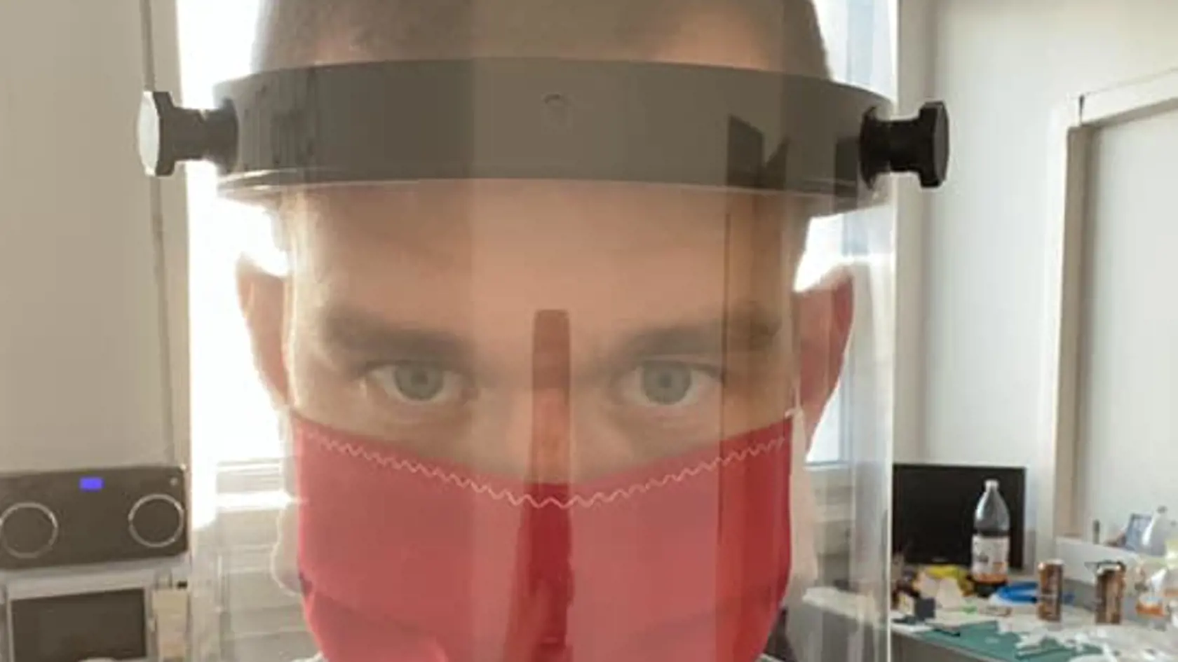 Marek a jeho spolupracovníci vyrobili pre zdravotníkov už vyše 150 takýchto ochranných štítov.