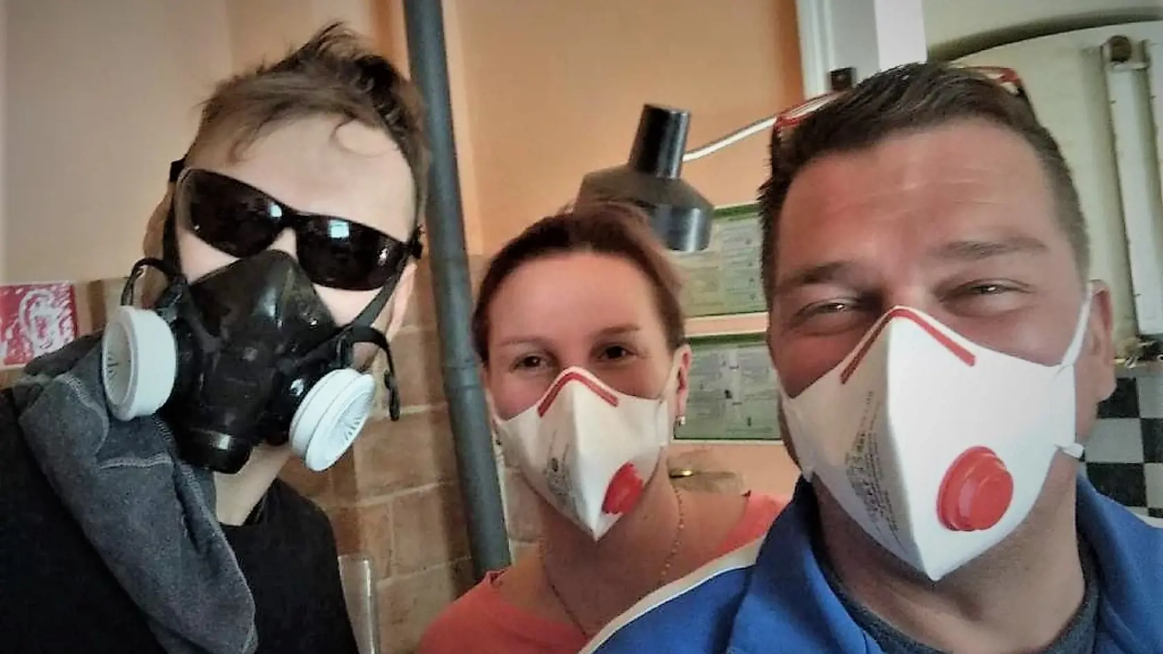 Peter Demko, Markéta Sedláková a Maroš Novák bojujú proti koronavírusu tak, že v piešťanskej pálenici vyrábajú namiesto alkoholu dezinfekciu.
