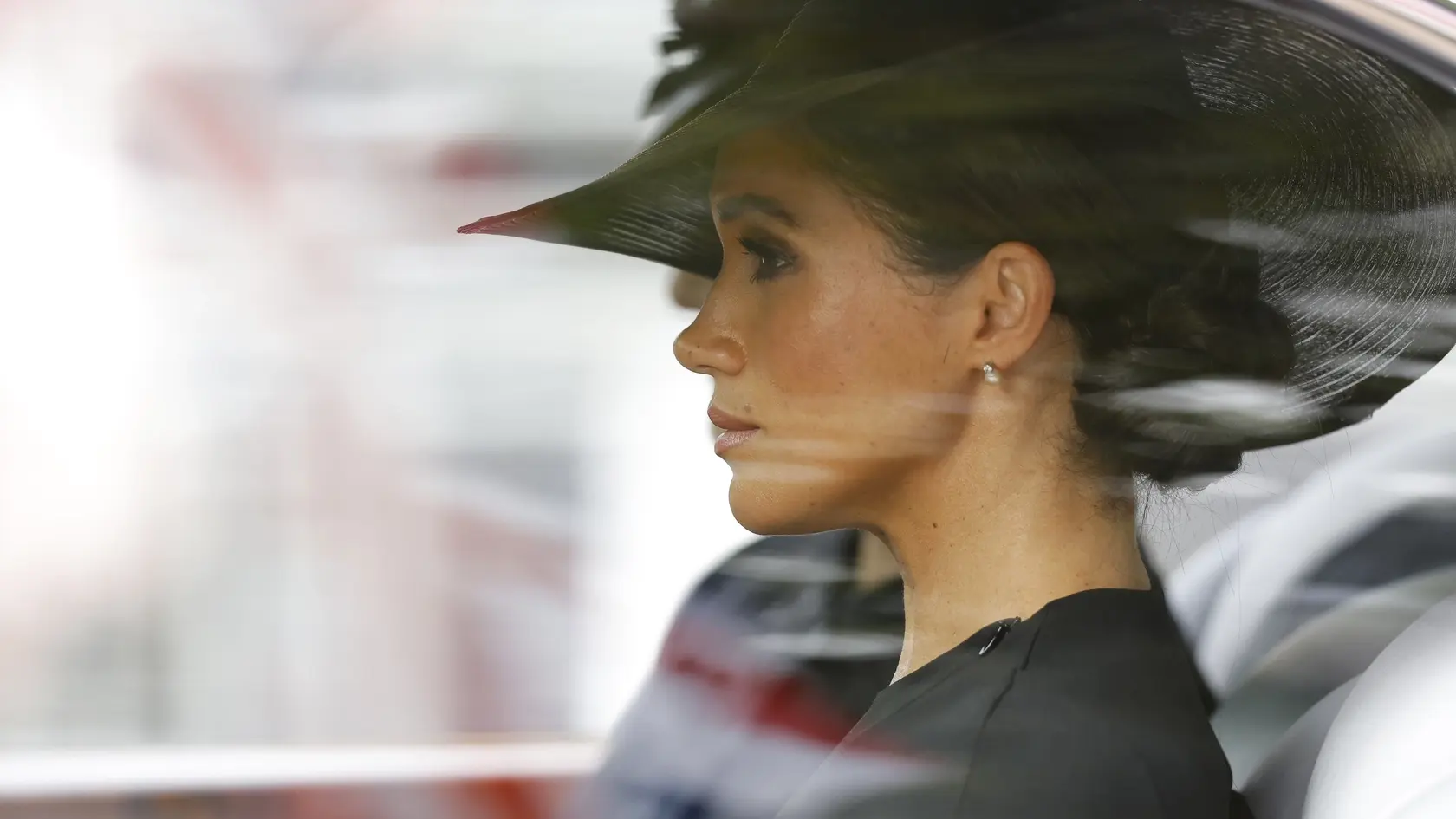 Meghan Markle a Kate Middleton sa pred kráľovskou svadbou Meghan a princa Harryho v roku 2018 pohádali kvôli šatám pre družičky. Meghan popiera, že by sa správala nevhodne a tvrdí, že ona je tá, ktorej ublížili.