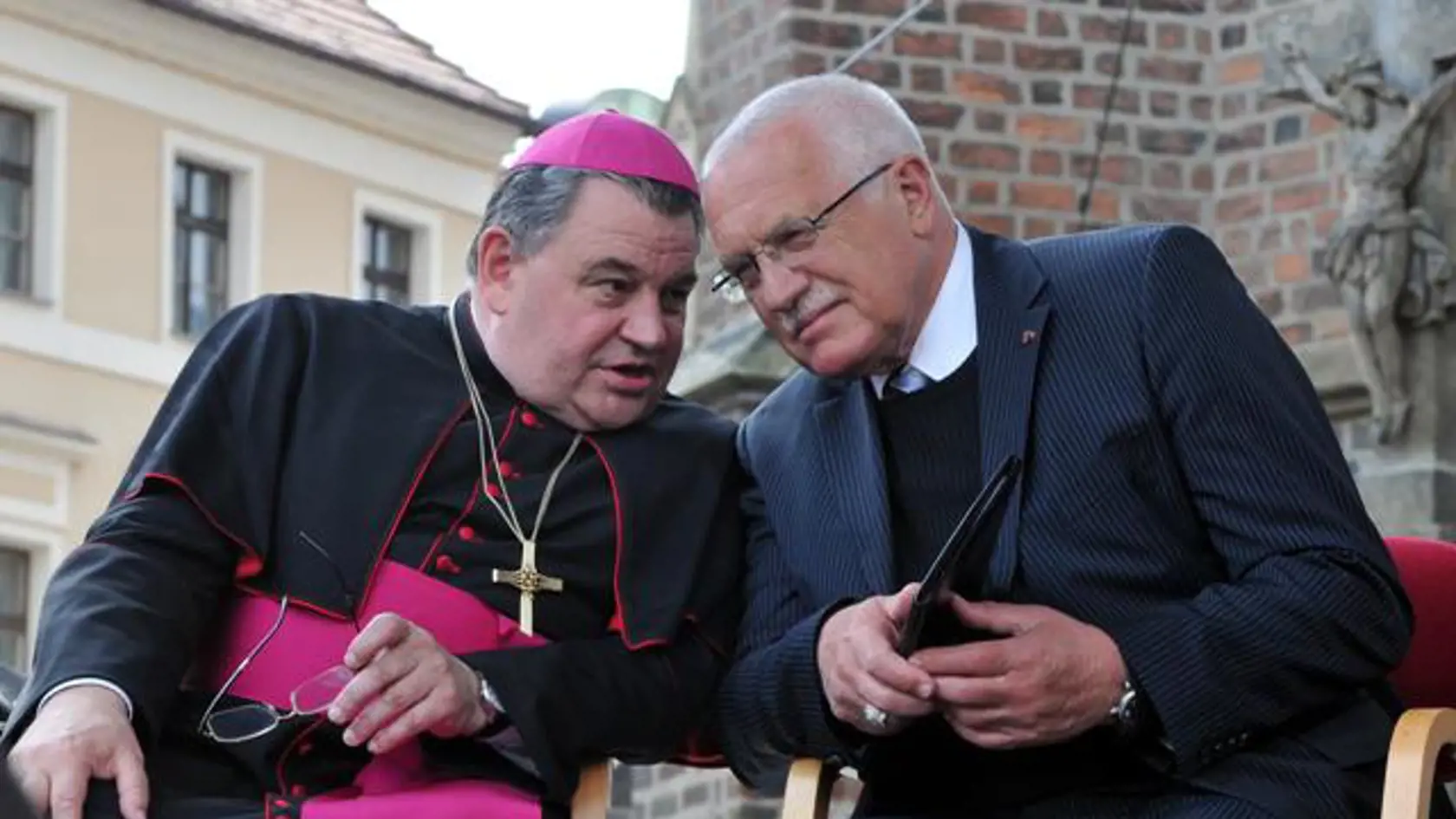 Na fotografii je vľavo pražský arcibiskup Dominik Duka a bývalý prezident Václav Klaus.