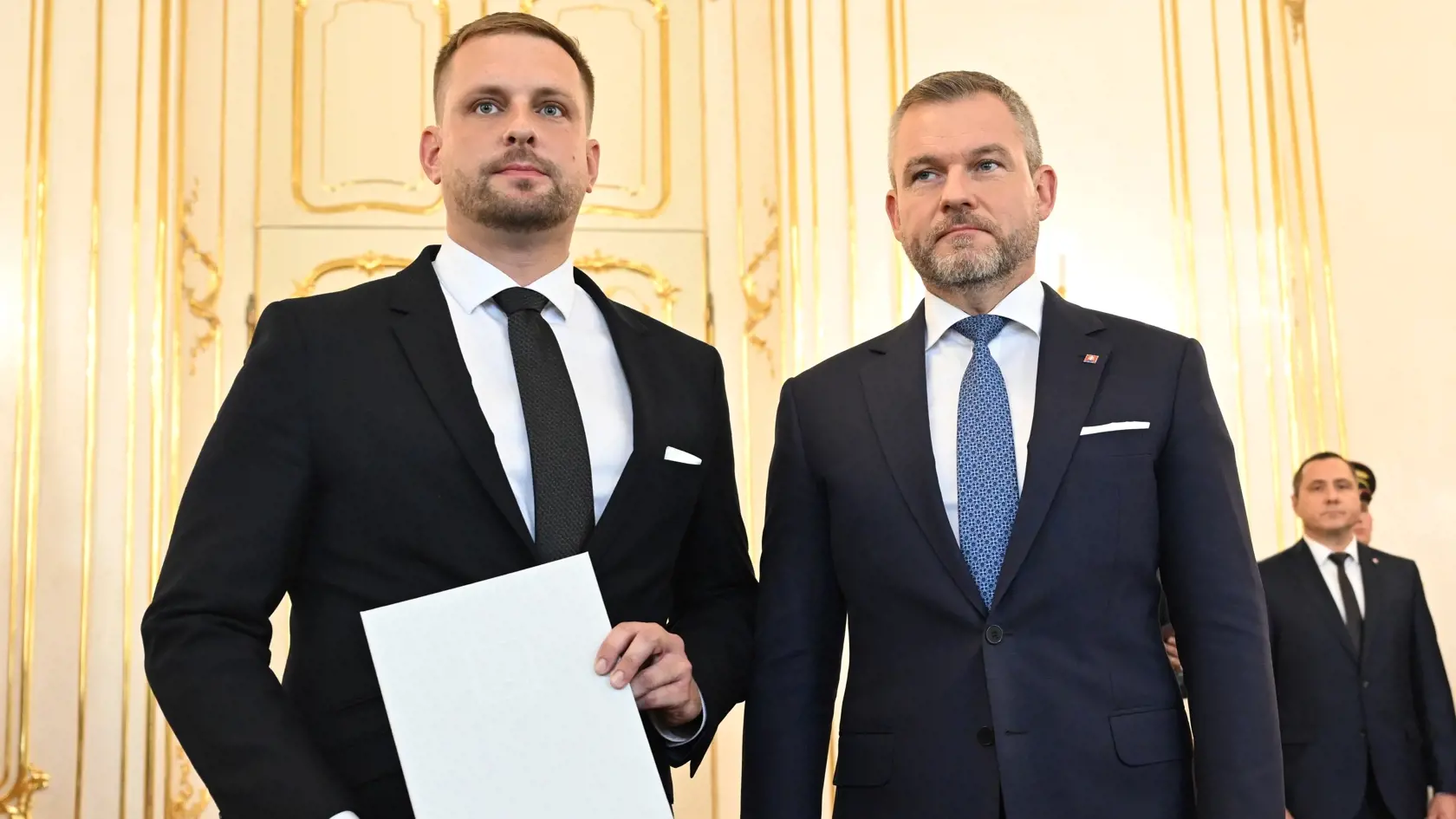 Prezident Peter Pellegrini (vpravo) prijal demisiu ministerky zdravotníctva Zuzany Dolinkovej (Hlas-SD) vo štvrtok 10. októbra 2024 v Prezidentskom paláci v Bratislave. Vo funkcii ju nahradil Kamil Šaško (Hlas-SD - vľavo).