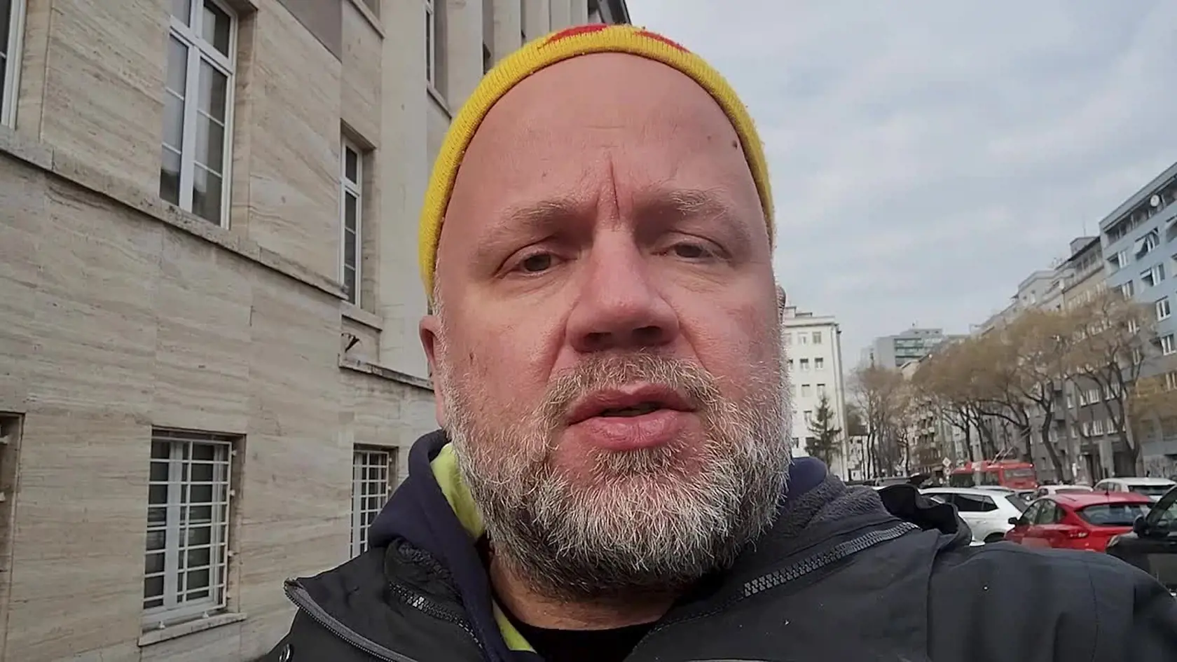 Jozef, ktorému nikto inak nepovie, iba ako "kuchár Jožko" kvôli jeho profesii, sa postavil dnes pred Krajský súd v Bratislave. Minulý rok ho a vraždu priateľky Patrície odsúdili na 23 rokov do väzenia. Jozef sa však voči verdiktu rozsudku odvolal.