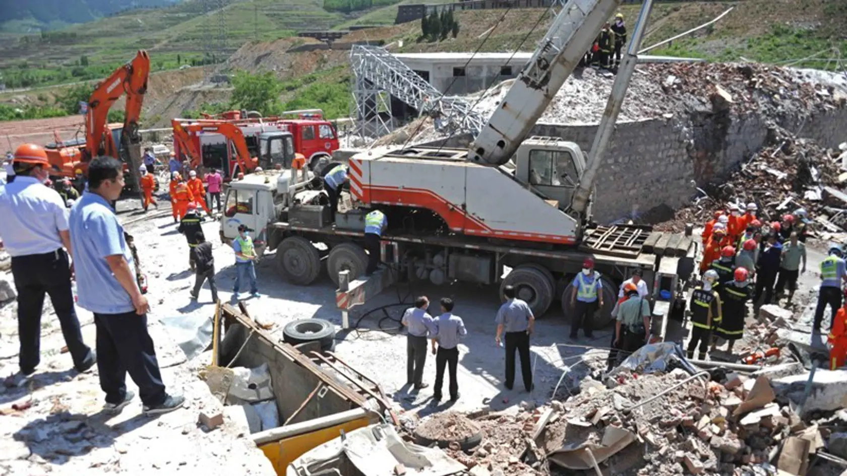 Čínska továreň na výbušniny explodovala, v ruinách stále hľadajú nezvestných.