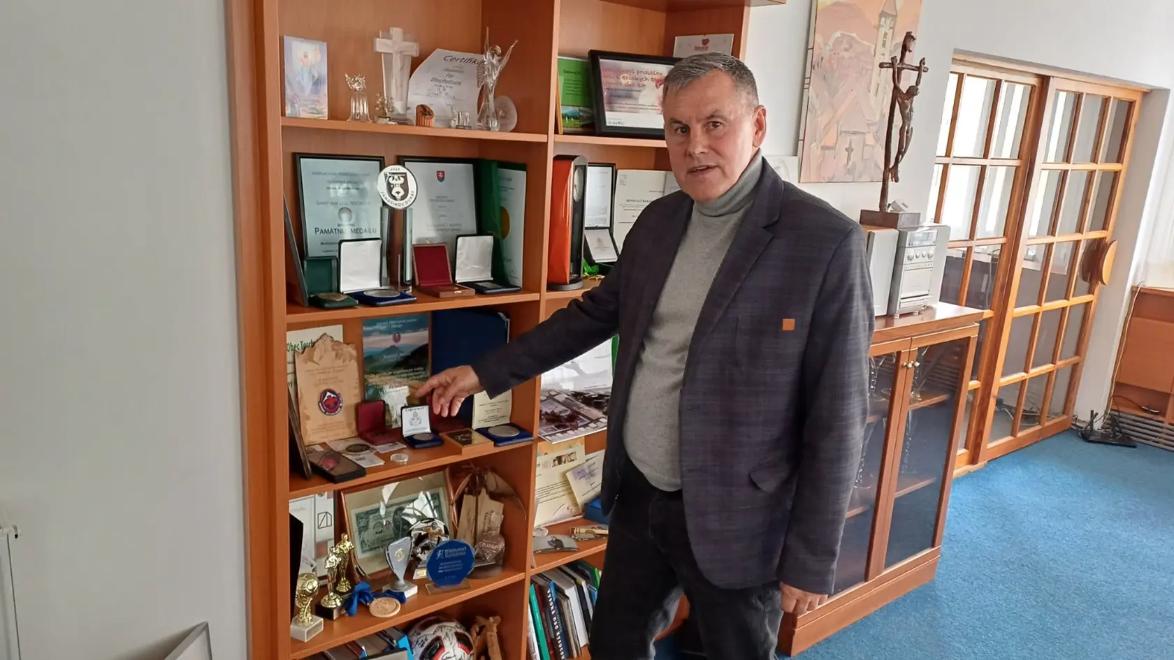 J. Mičo bol okrem stavania kulís aj horský záchranár.