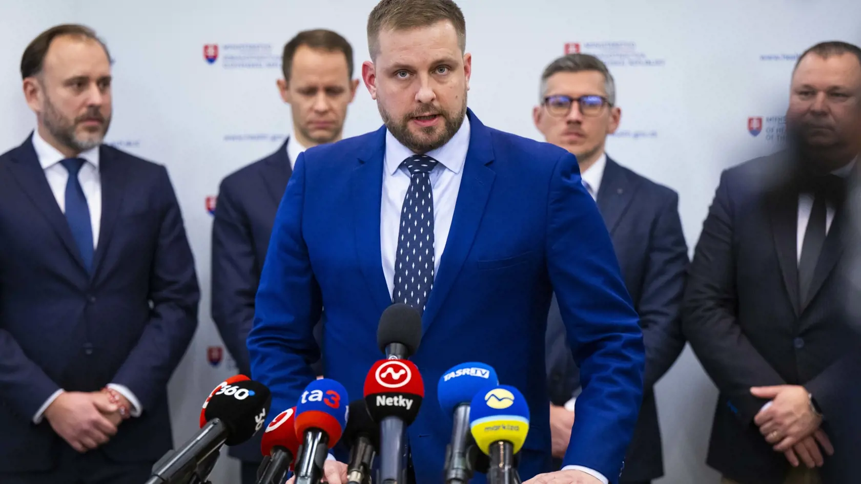 Na snímke uprostred minister zdravotníctva SR Kamil Šaško (HLAS-SD) počas tlačovej konferencie k zhodnoteniu štyroch mesiacov vo funkcii a hospodáreniu VšZP 11. februára 2025 v Bratislave. FOTO TASR – Jakub Kotian