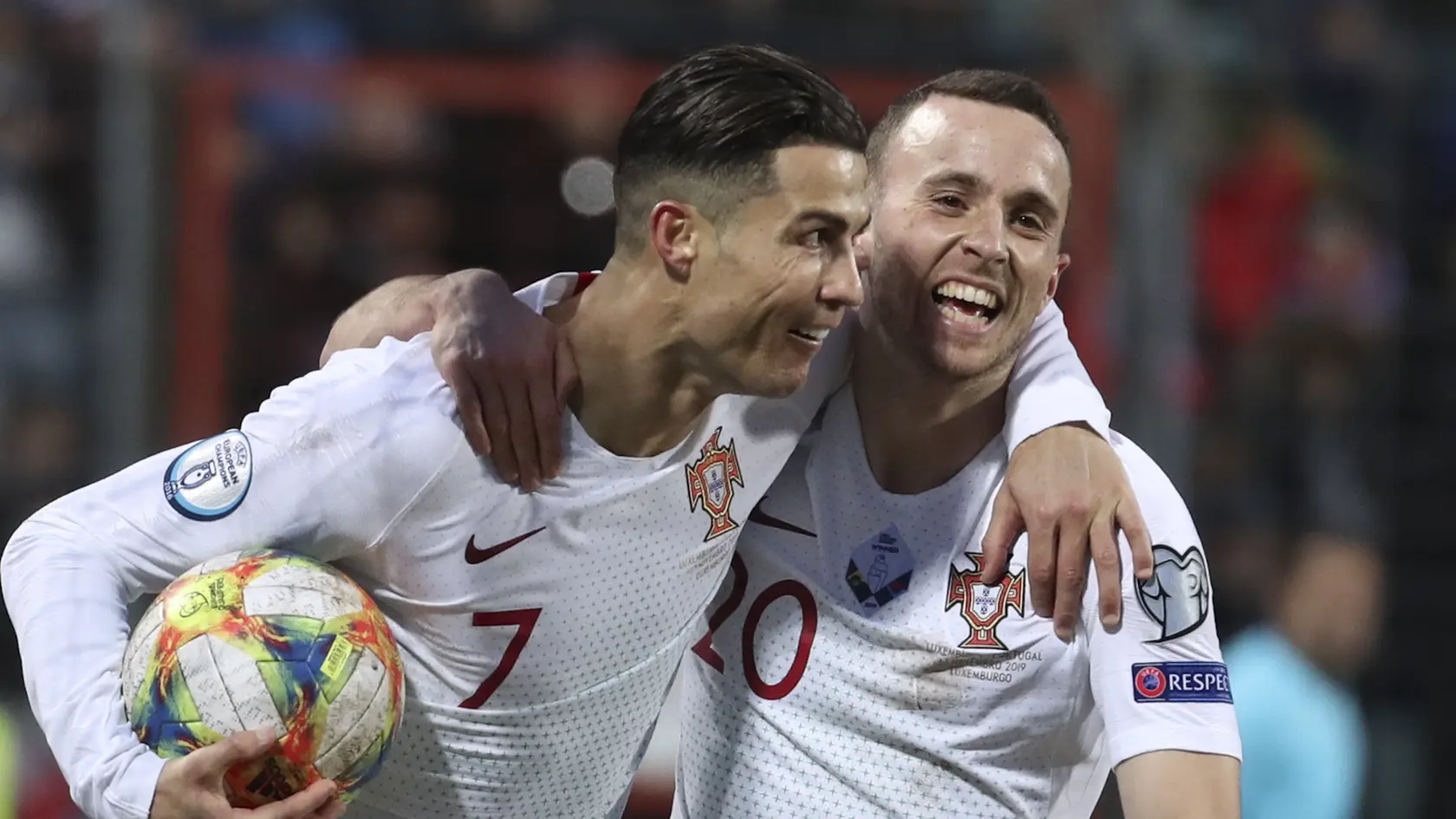Na archívnej snímke zo 17. novembra 2019 v Luxemburgu hráči Portugalska Cristiano Ronaldo (vľavo) a Diego Jota sa tešia z gólu.