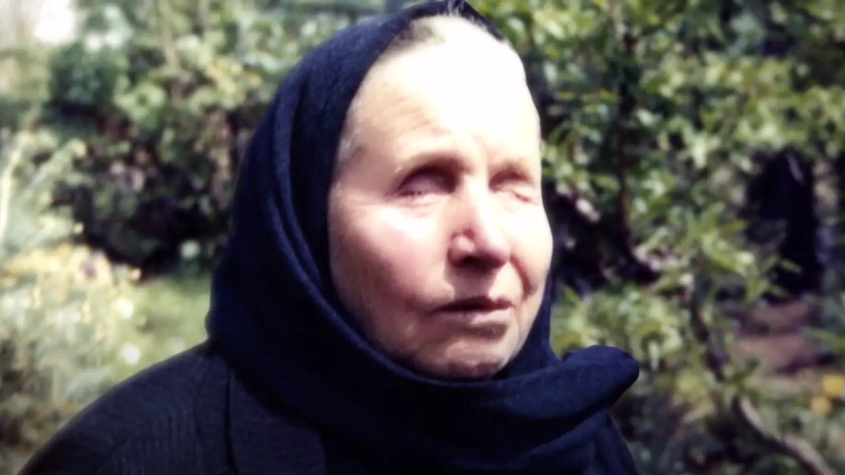Unikátnu schopnosť vidieť do budúcnosti vraj Baba Vanga získala ešte ako 12-ročné dieťa, keď prišla o zrak počas silnej búrky. Vďaka takejto povesti teda nečudo, že sa jej údajné veštby objavujú dodnes. A hoci ju prezývali „Nostradamom z Balkánu“, od skutočného Michela de Nostredame († 62) – francúzskeho lekára a astrológa – sa výrazne odlišovala.