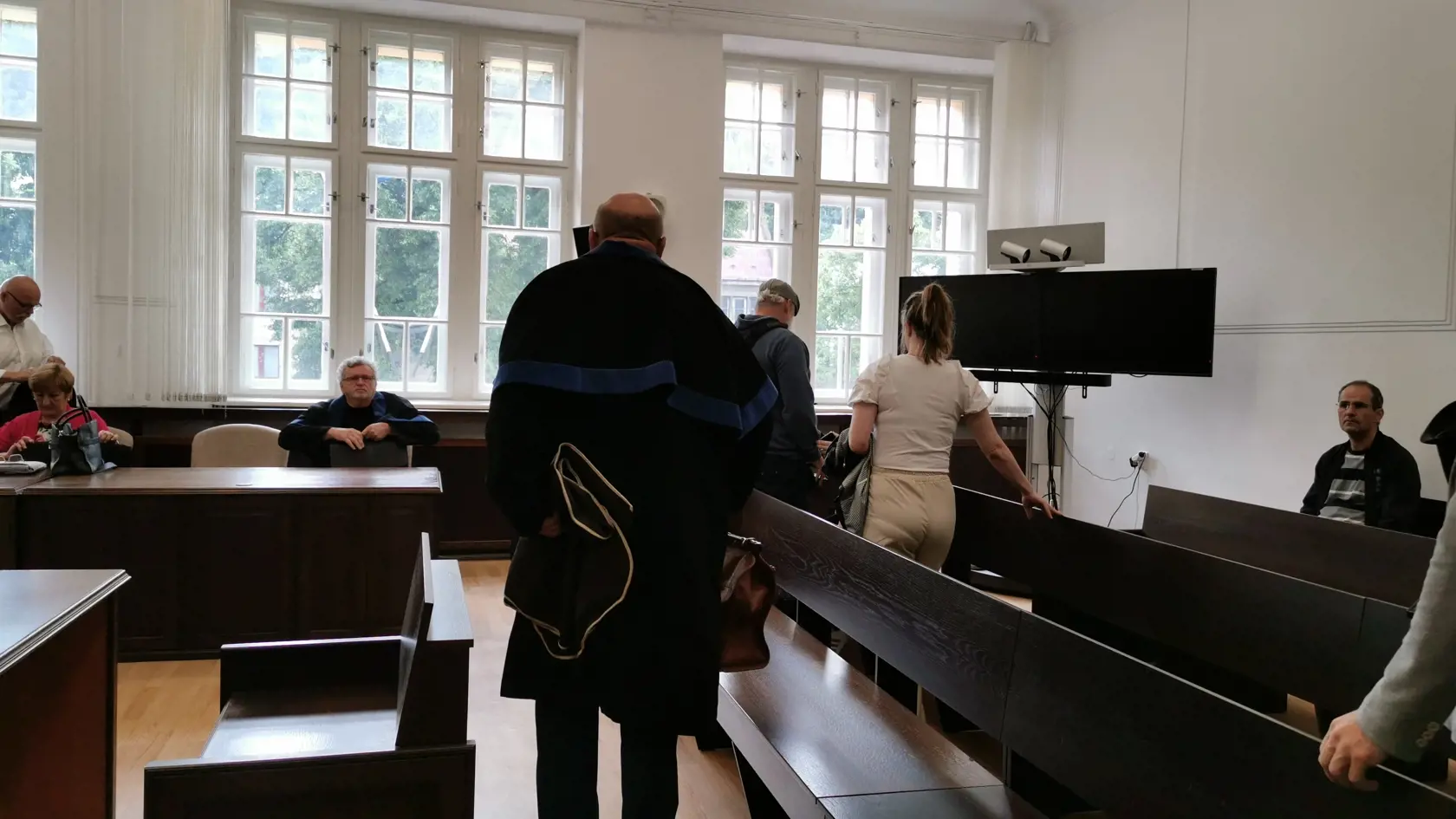 Napriek tomu, že na súd sa dostavili obaja obžalovaní, prokurátor, traja poškodení aj štyri obhajcovia, pojednávanie sa nezačalo. Neprišiel totiž jeden sudca, člen senátu.