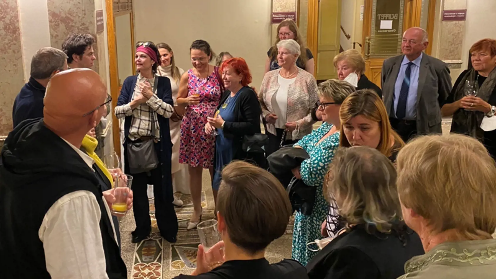 Inscenácia Harold a Maude - stretnutie členov Klubu s hlavnými protagonistami a riaditeľom divadla.