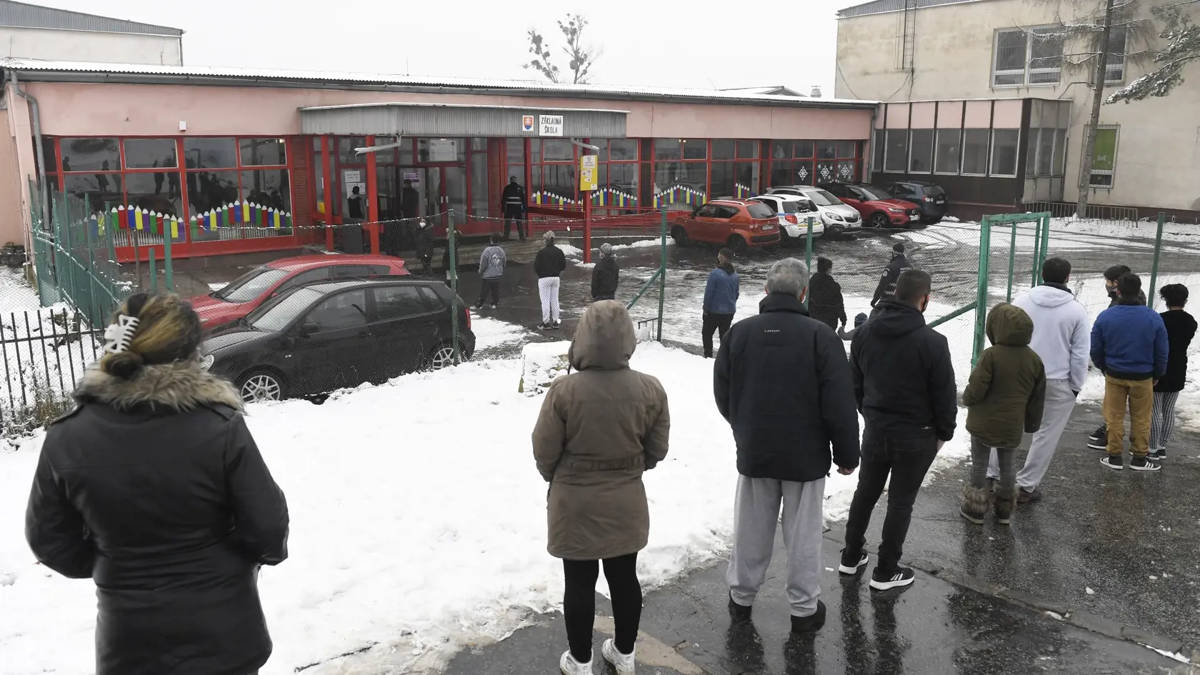 V Košiciach pokračuje od 29.1. bezplatné skríningové testovanie obyvateľov antigénovými testami. Na snímke odberné miesto v základnej škole na rómskom sídlisku Luník IX v Košiciach 29. januára 2021. FOTO TASR – František Iván 
