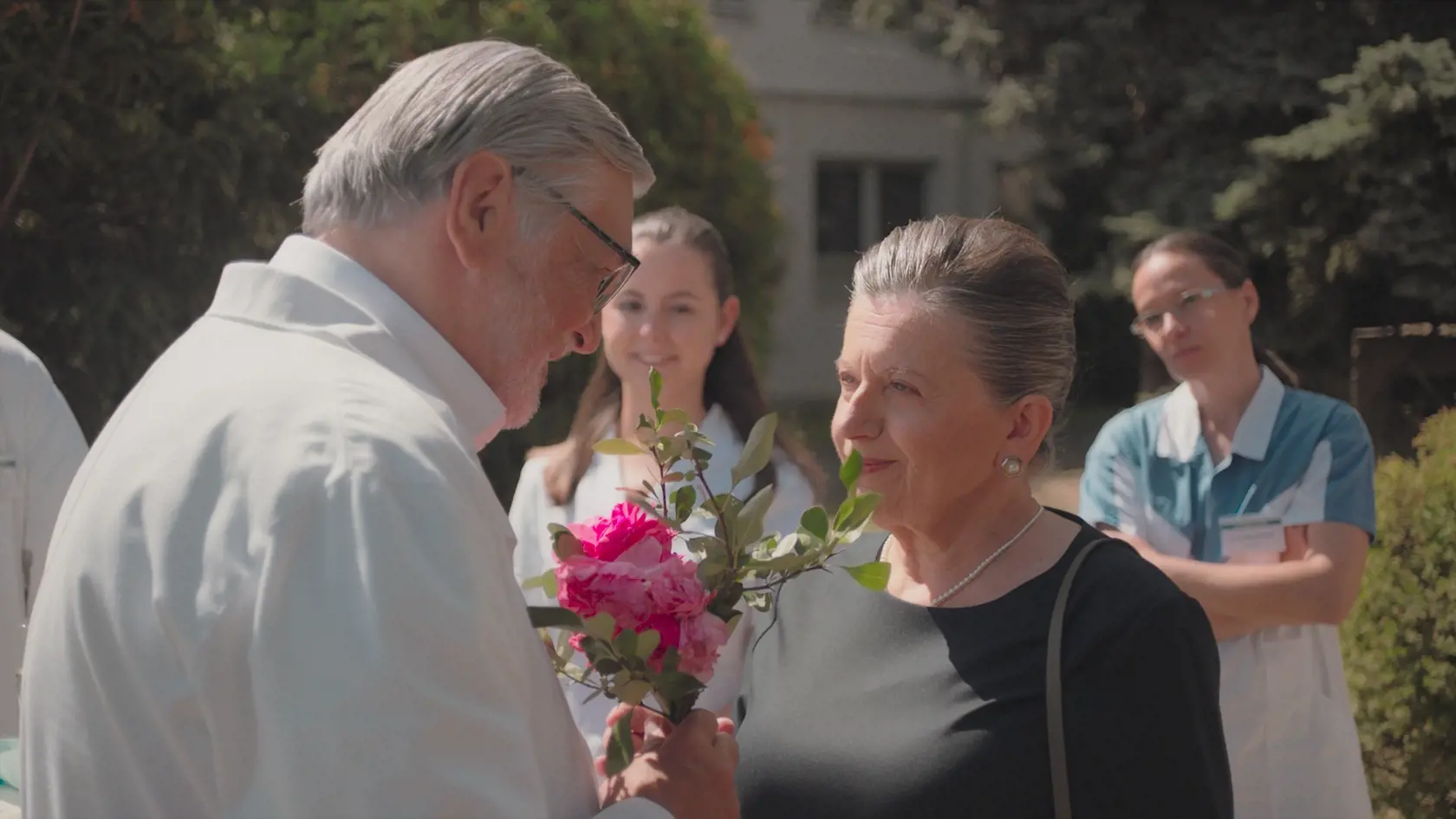 Zuzana Kronerová a Jiří Bartoška. S takýmto účesom herečku vidíme len zriedkavo, väčšinou nosí rozpustené vlasy.