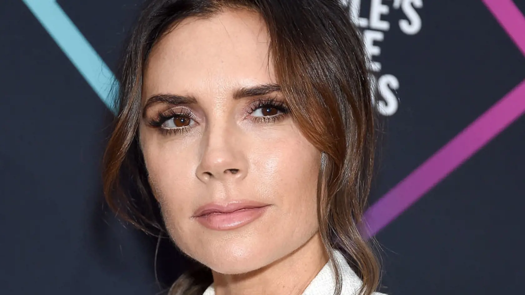 SANTA MONICA, CA - NOVEMBER 11:  Victoria Beckham, recipient of the 2018 Fashion Icon Award, poses in the press room at the People's Choice Awards 2018 at Barker Hangar on November 11, 2018 in Santa Monica, California.  (Photo by Gregg DeGuire/Getty Images)