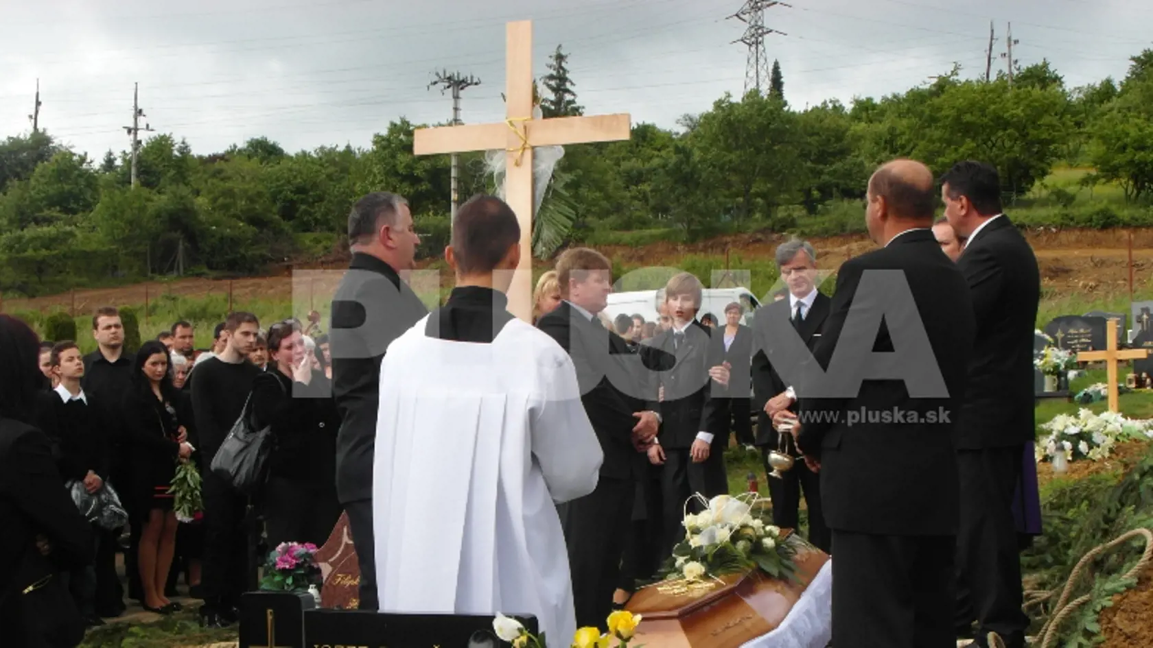 NAD HROBOM: Nikto sa
neubránil žiaľu.