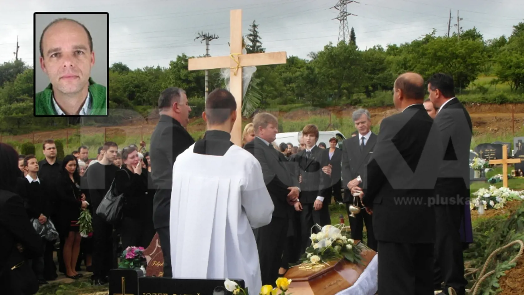 NAD HROBOM: Nikto sa
neubránil žiaľu.