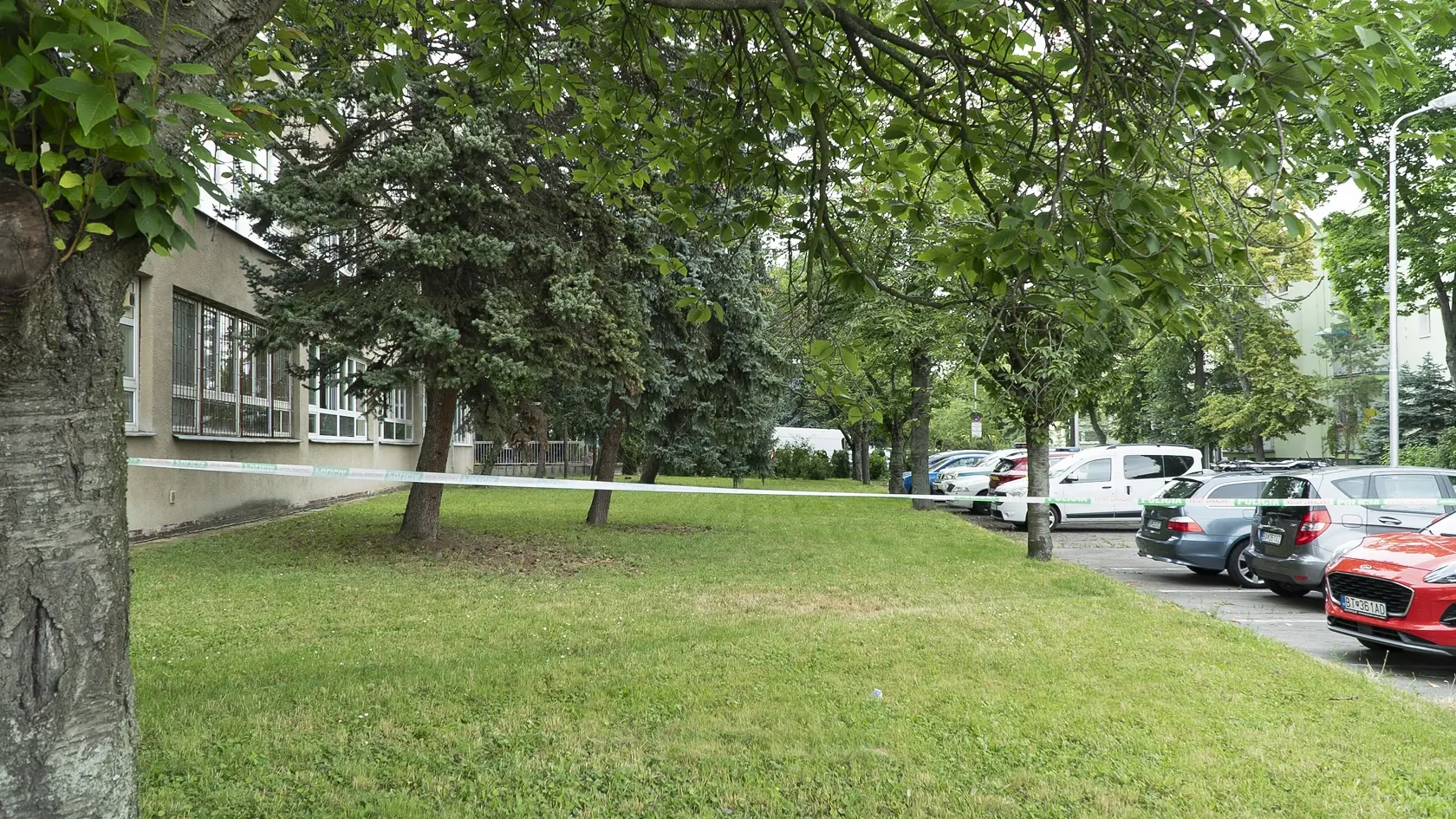 Na bratislavskej škole na Skalickej ulici došlo k sobotu (1.7.) k tragickému incidentu. V priestoroch vzdelávacieho zariadenia vypukol požiar. Privolaní hasiči po jeho uhasení našli na mieste telo muža bez známok života.