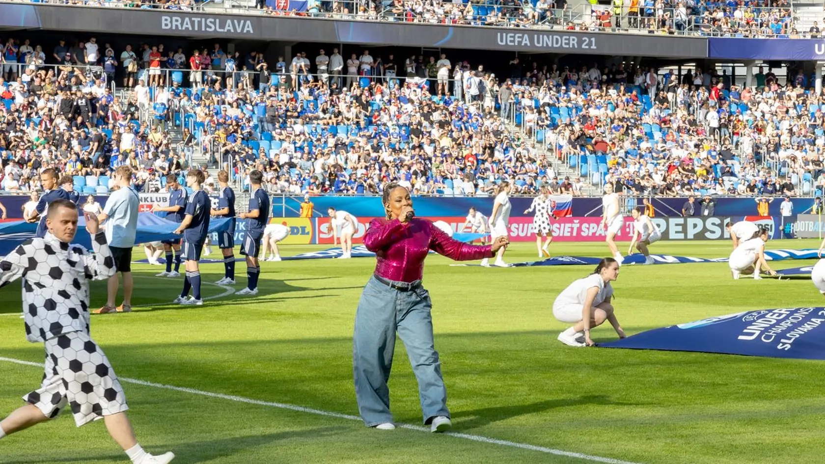Tina rozjasala Tehelné pole.