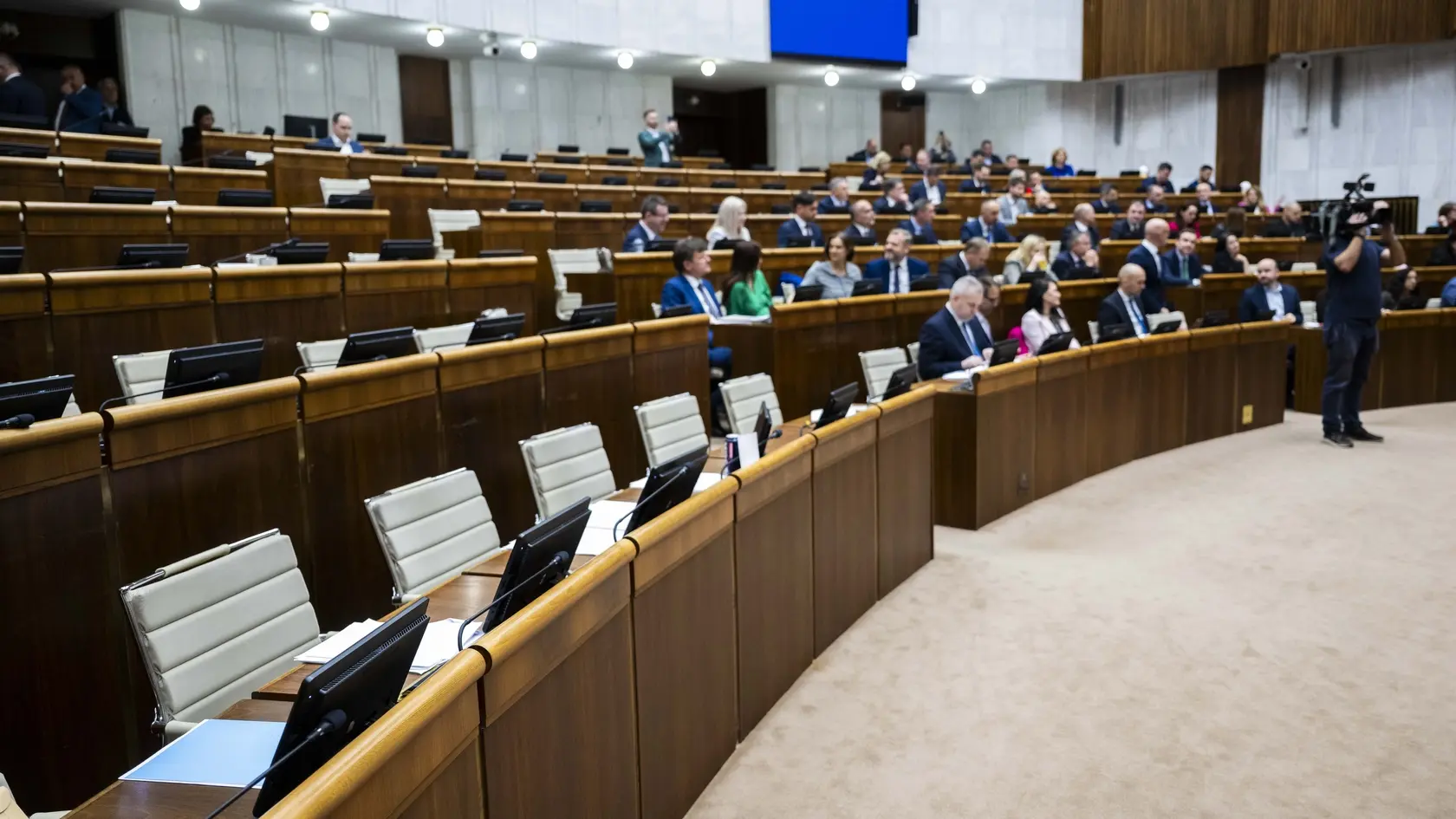 Na snímke prázdne lavice koaličných poslancov počas hlasovania k otvoreniu 34. schôdze Národnej rady (NR) SR na vyslovenie nedôvery ministrovi obrany SR Robertovi Kaliňákovi (Smer-SD) v utorok 1. apríla 2025 v Bratislave. Mimoriadnu schôdzu Národnej rady (NR) SR k odvolávaniu ministra obrany Roberta Kaliňáka (Smer-SD) sa zatiaľ nepodarilo otvoriť. Poslanci neboli uznášaniaschopní. FOTO TASR - Jakub Kotian