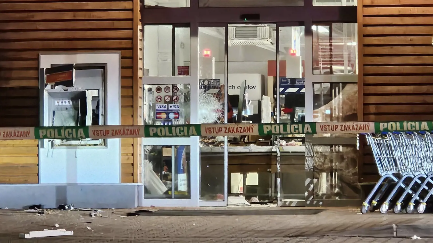 Zlodeji, ktorí majú bankomat na svedomí, sú na úteku. V súčasnosti po nich pátra polícia.