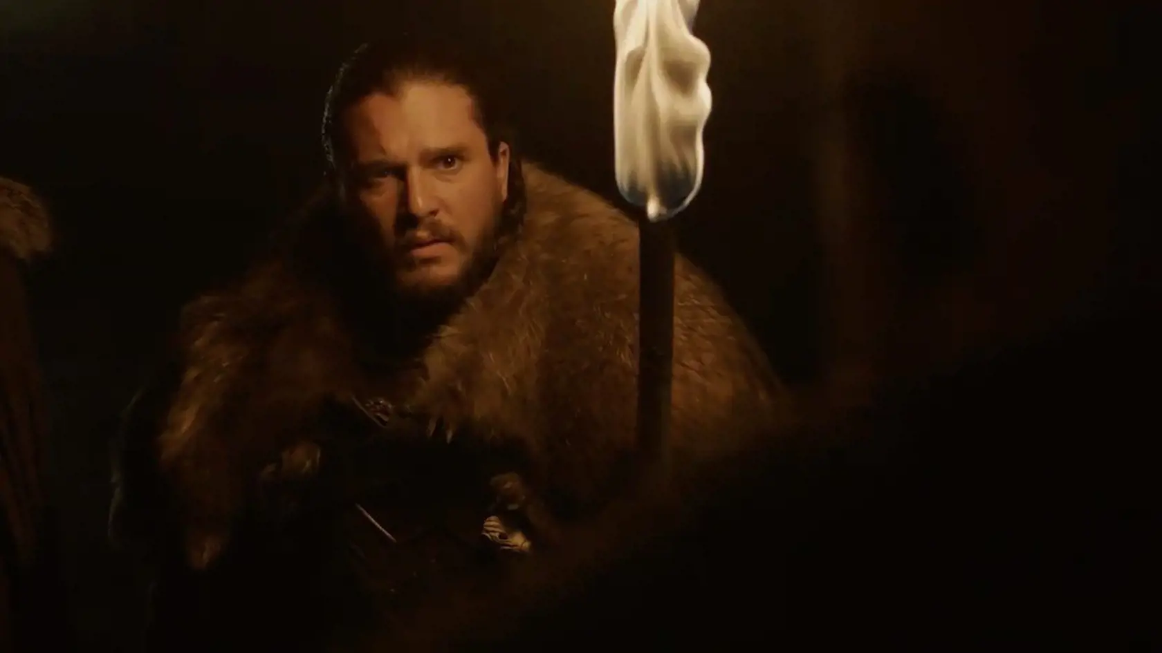 Herec Kit Harington mal v bare zaujímavú skúsenosť, keď oslovil akýsi človek a povedal mu, že sa podobá na Kita Haringtona. Keď mu povedal, že je to naozaj on, neznámy mu povedal, že je na to príliš nízky. 
