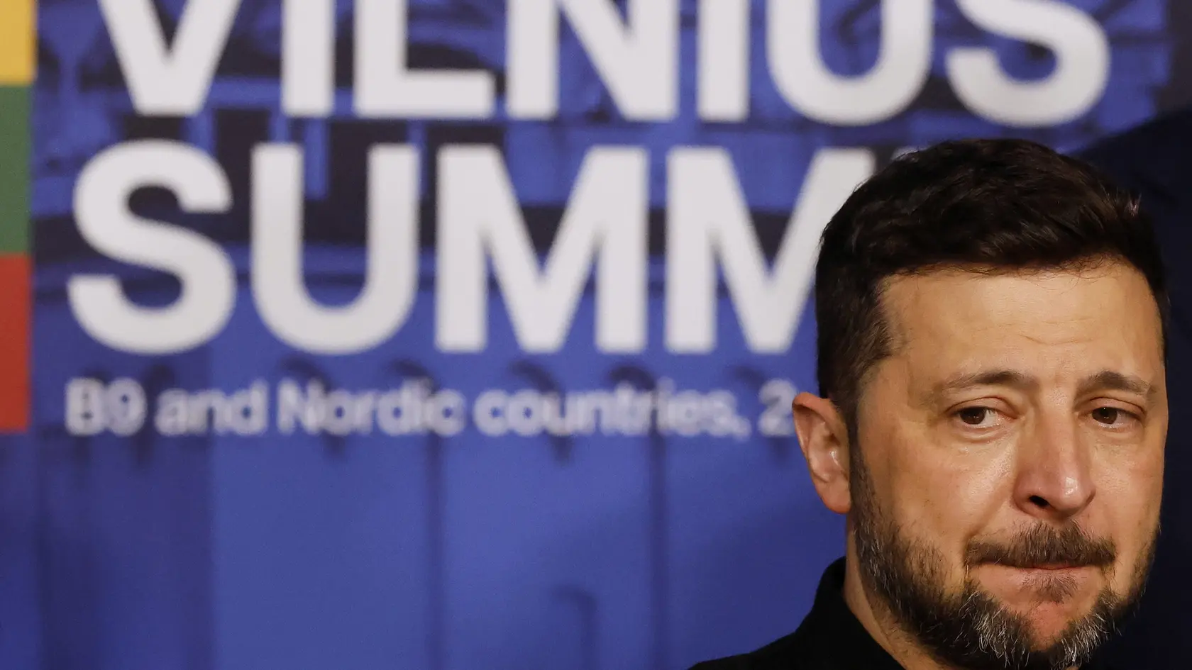 JB 44 Vilnius - Ukrajinský prezident Volodymyr Zelenskyj čaká na začiatok spoločného fotenia počas summitu lídrov Bukureštskej deviatky (B9) v litovskom Vilniuse 2. júna 2025. FOTO TASR/AP 

Ukraine's President Volodymyr Zelenskyy waits for the start of a group photo at the Vilnius Summit at the Palace of the Grand Dukes of Lithuania in Vilnius, Lithuania, Monday, June 2, 2025. (AP Photo/Mindaugas Kulbis)