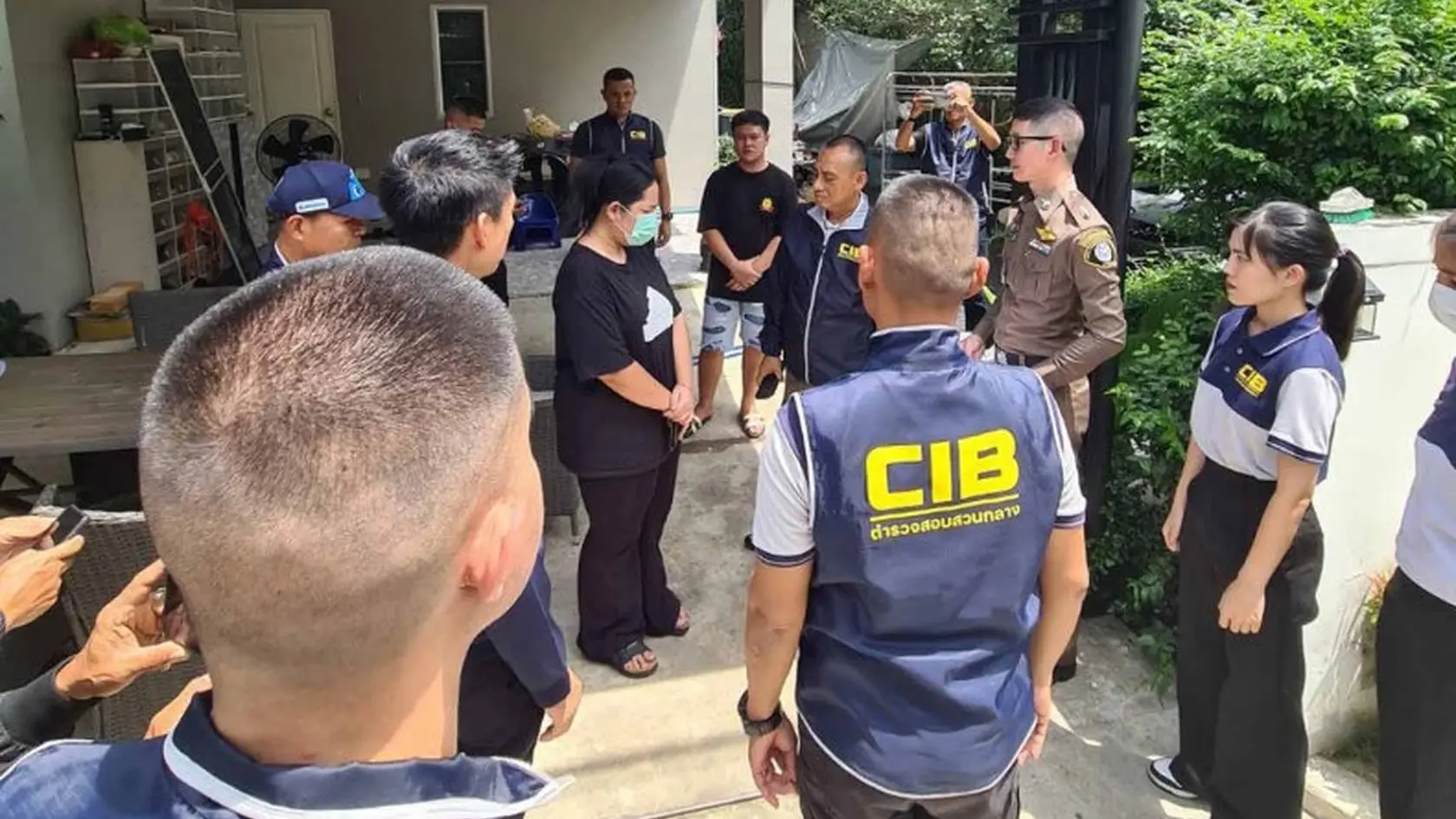 Thajská polícia zatkla Wilawan Golf Emsawat (v rúšku) v jej dome neďaleko Bangkoku.