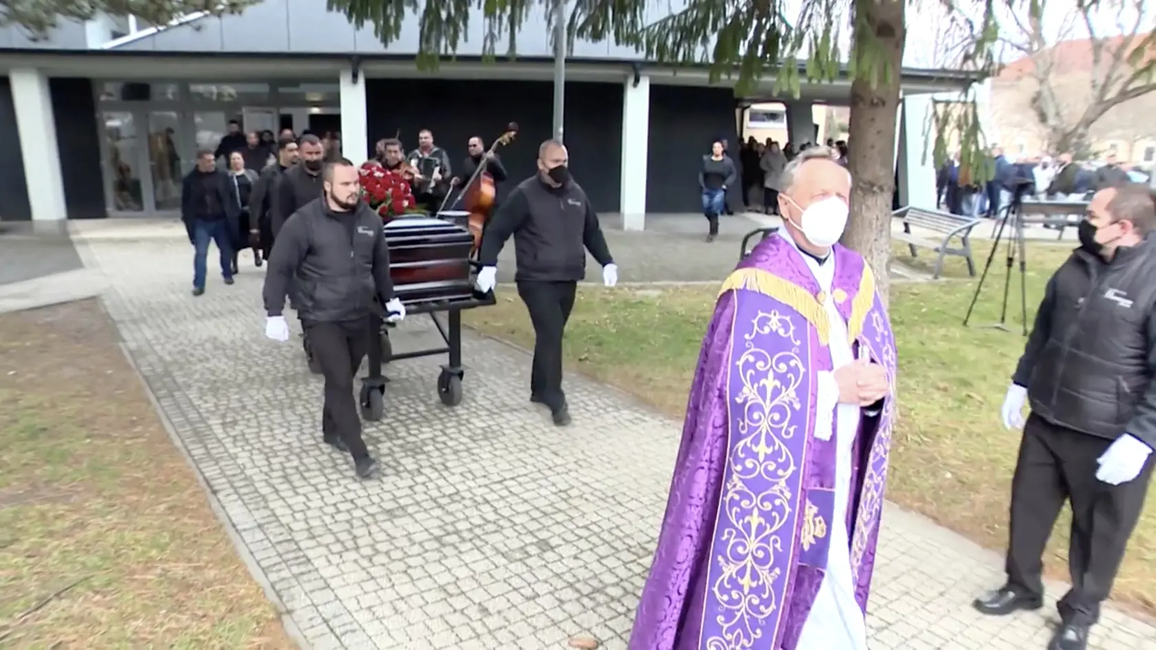 Jenda pochovával kňaz.