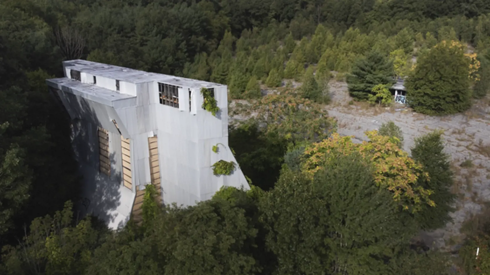 Obrovské opustené autokino v Massachusetts.