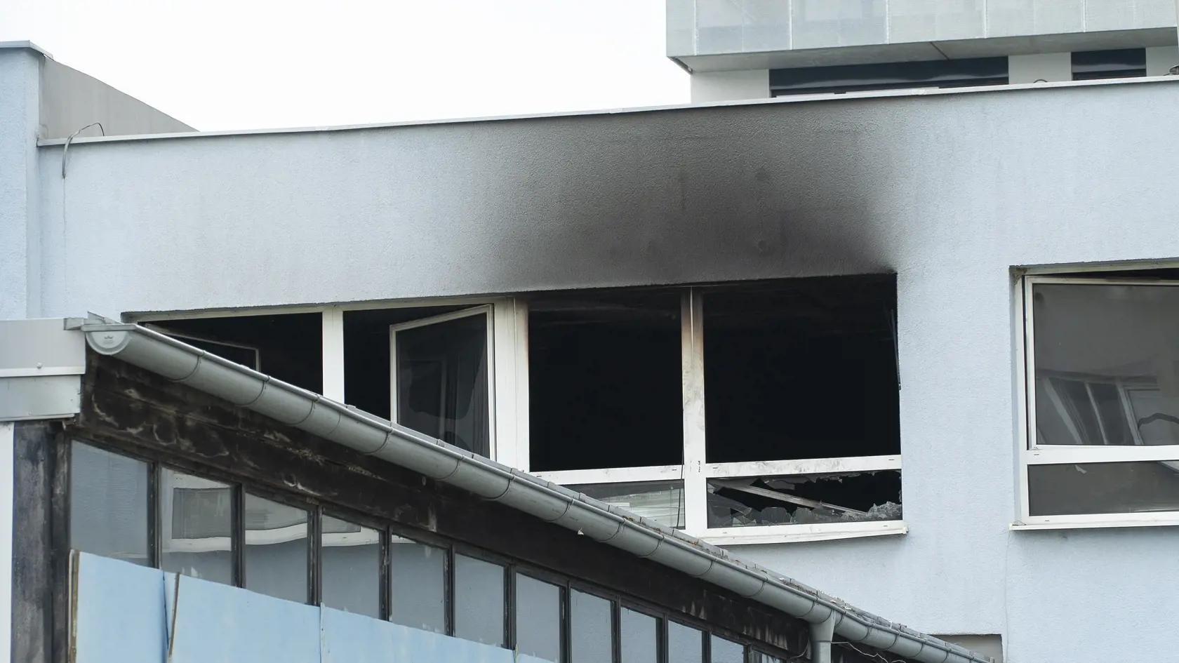 Na bratislavskej škole na Skalickej ulici došlo k sobotu (1.7.) k tragickému incidentu. V priestoroch zborovne vypukol požiar, ktorý sa začal šíriť ďalej. Privolaní hasiči po jeho uhasení našli na mieste telo muža bez známok života.