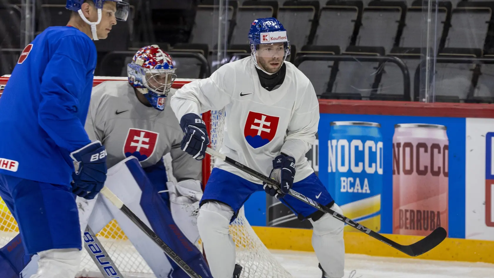 Tréning slovenskej hokejovej reprezentácie na MS 2025 v Štokholme. Na snímke je Matúš Sukeľ.