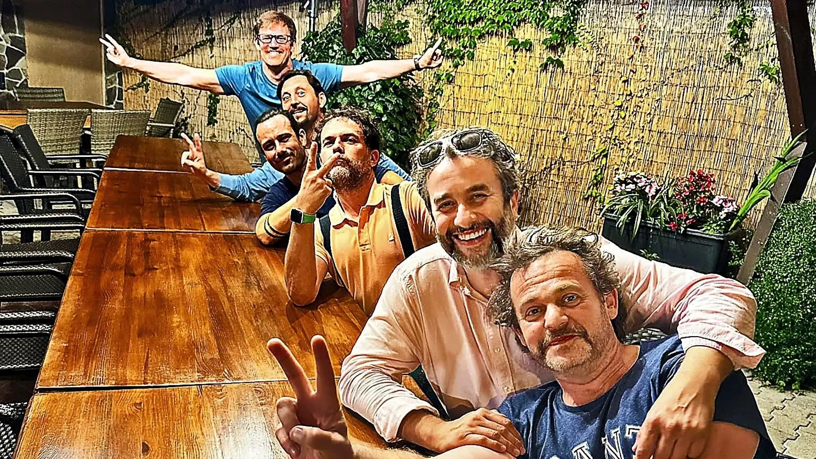 Spolužiaci: Vzostupne Majo Miezga, Vlado Kobielsky, Juraj Kemka, Robo Jakab, Lukáš Latinák a Peter Nádasdi. Juraj Kemka.  