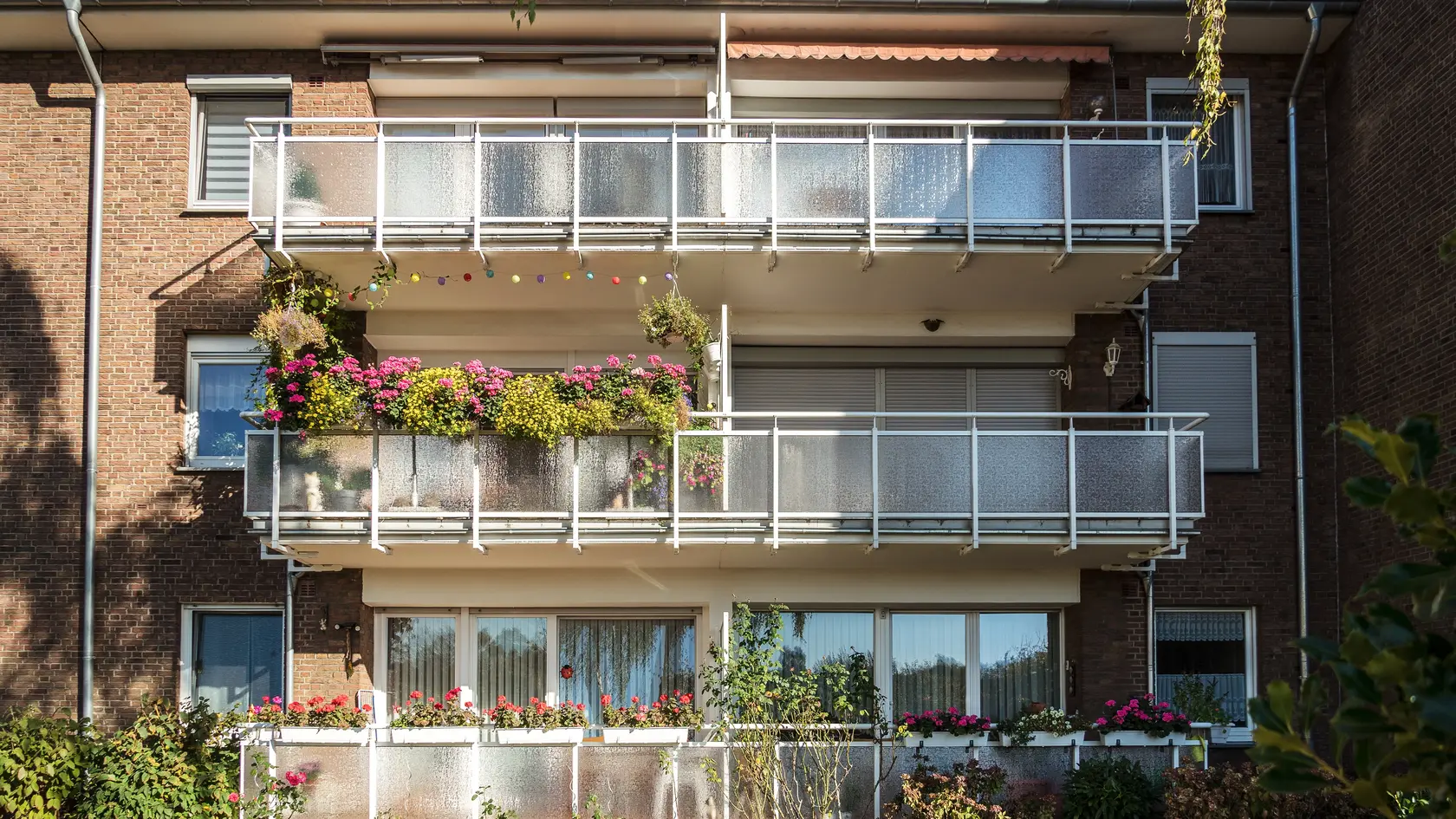 Ak ste si mysleli, že ste si kúpili byt aj s balkónom, z právneho hľadiska to celkom neplatí. Balkón totiž nie je vlastníctvom majiteľa bytu, ale predstavuje spoločnú časť bytového domu, ku ktorej vlastnícke právo v podiele 1 : 1 k celku nemožno previesť.
