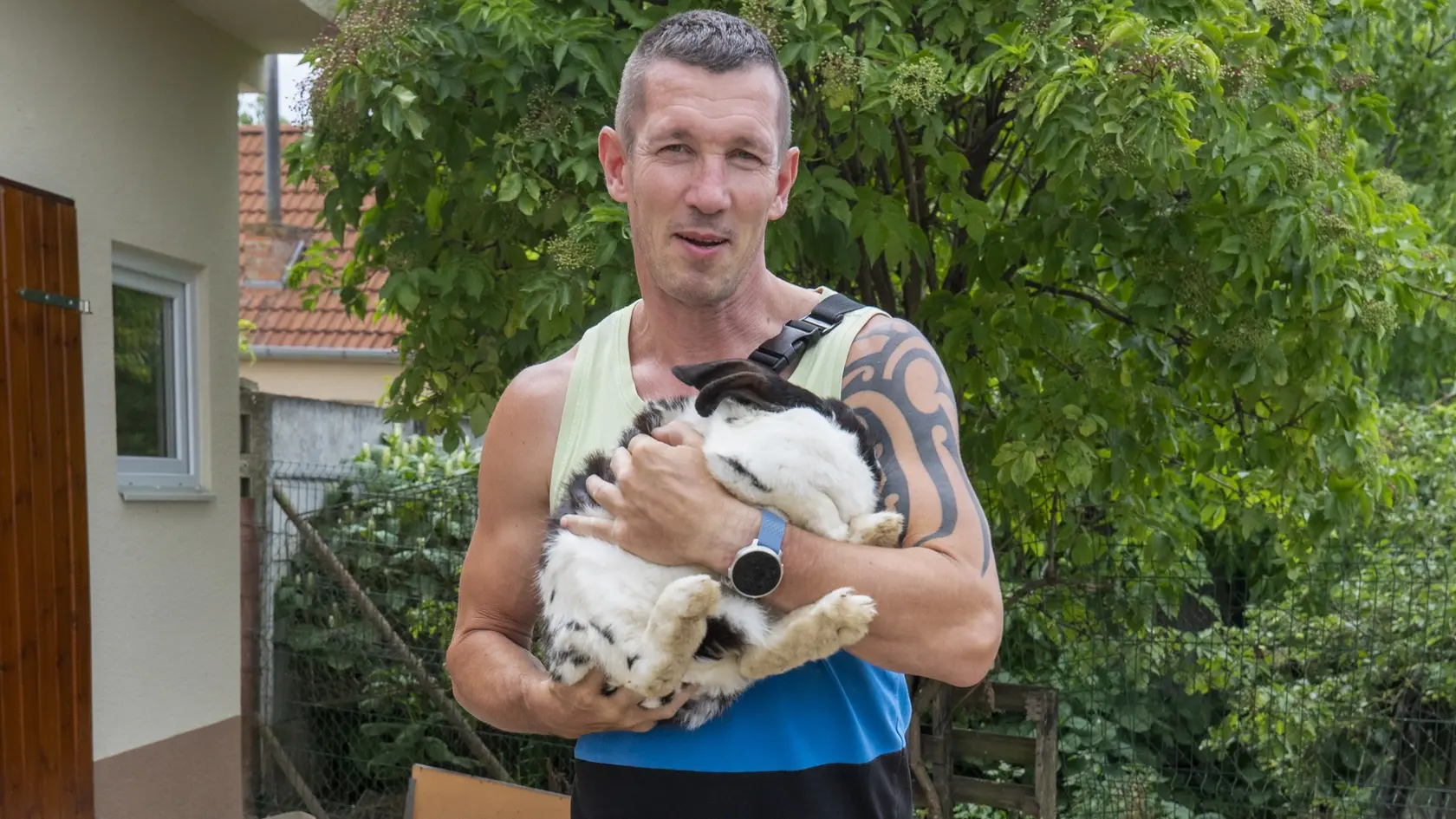 Bývalý profesionálny boxer Tomi Kid Kovaács na svojej farme v Matúškove, kde chová viacero zvierat.