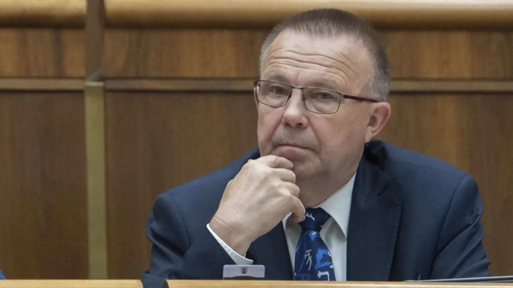 Na snímke podpredsedovia parlamentu SR vľavo Gábor Grendel (OĽaNO) a vpravo Milan Laurenčík (SaS) počas 66. schôdze NR SR 23. júna 2022 v Bratislave. FOTO TASR - Martin Baumann