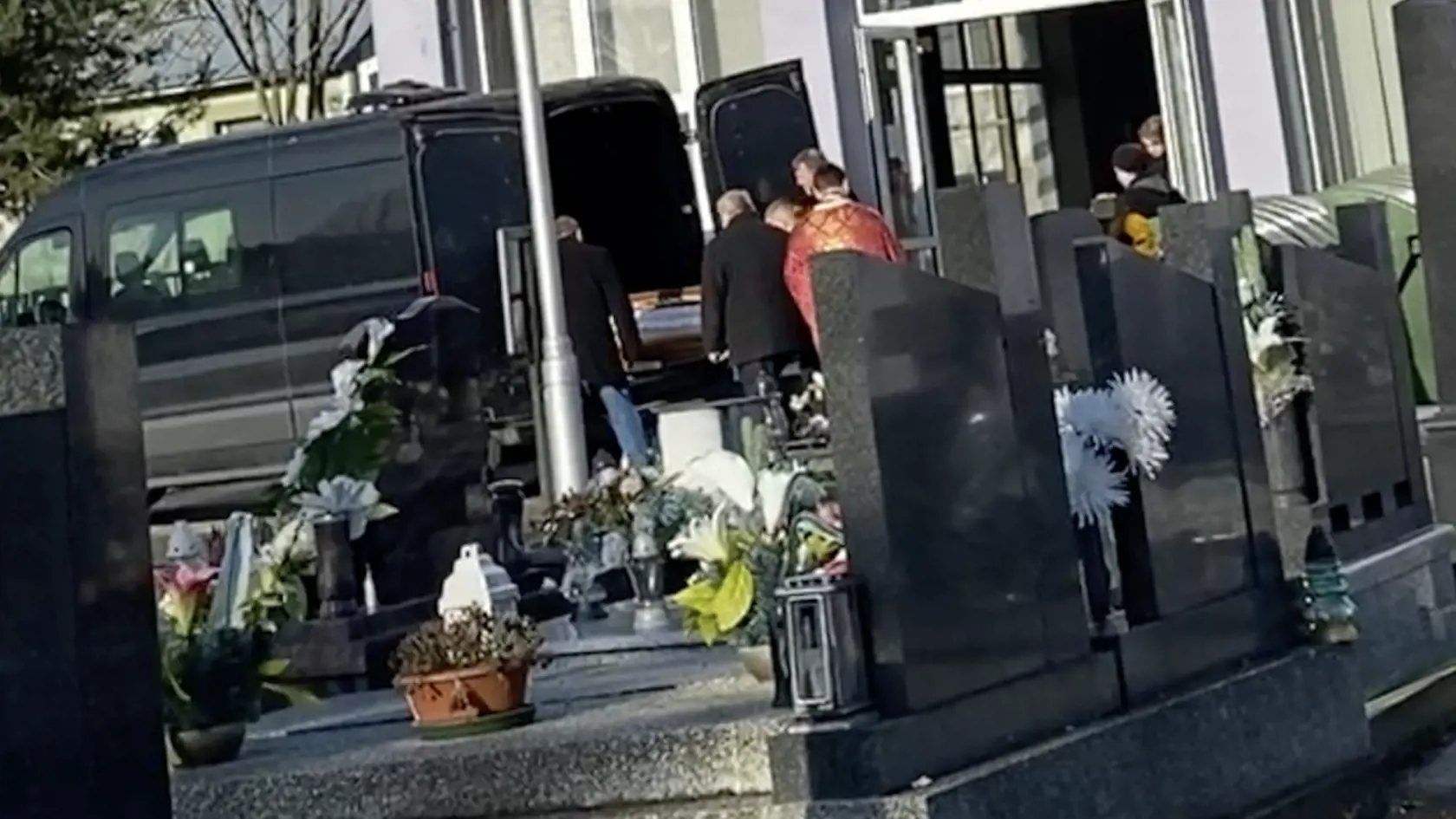 Pohreb Stanislava Telekyho (†53) z Michaloviec, ktorý zavraždil svoje dve deti Zuzanku (†14) a Martinka (†12) aj manželku Eriku (†44), sa uskutočnil v pondelok 23. 1. 2023, šesť dní po tom, ako si siahol v utorok 17. 1. 2023 aj na svoj život. Jeho obete pochovali v sobotu 21. 1. v Erikinom rodisku v Ladomírovej. Pri ich troch truhlách bol dátum úmrtia uvedený 15. 1. 2023.