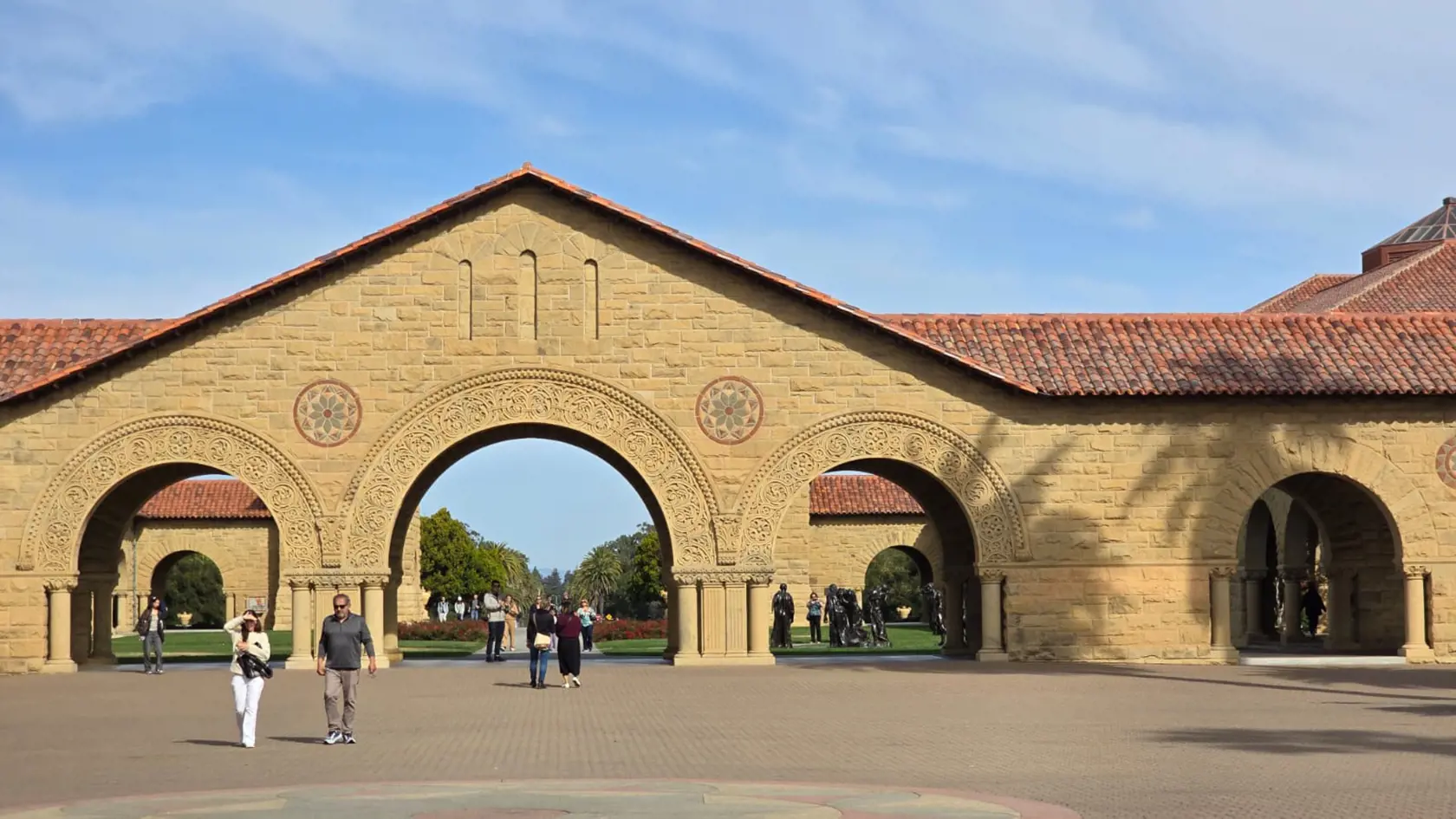 Areál Stanfordovej Univerzity v Kalifornii. Obrovský campus, v ktorom sa nachádzajú budovy, športoviská či ubytovacie miesta, má rozlohu zhruba 15 x 15 kilometra.