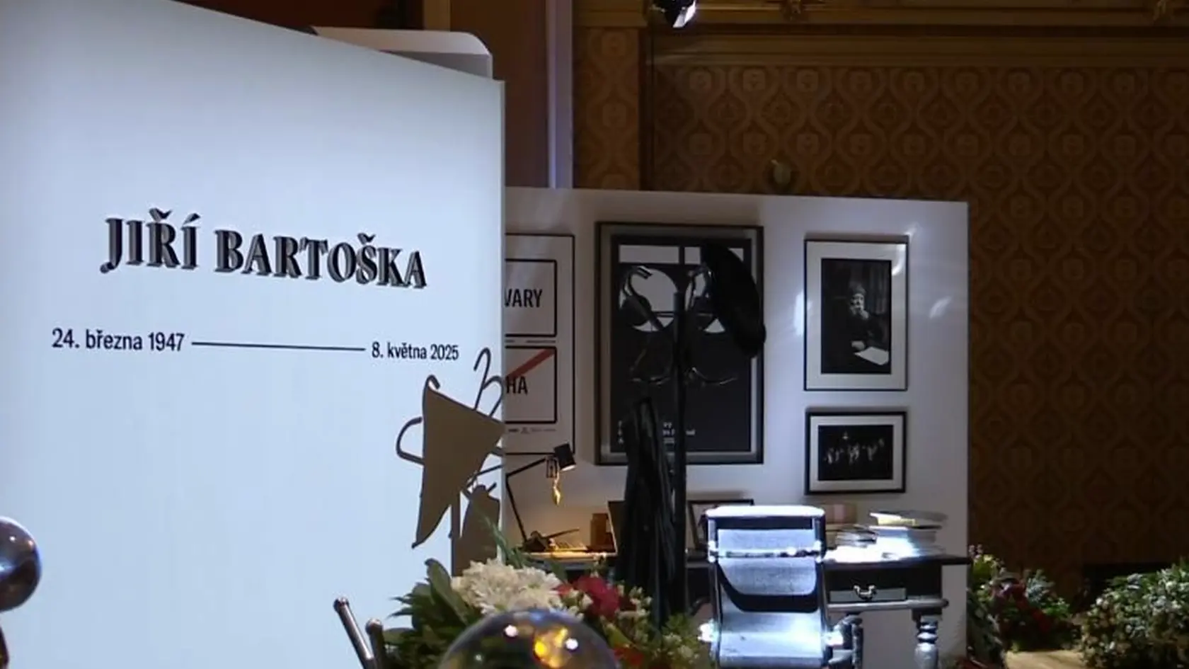 Česko dáva zbohom Jiřímu Bartoškovi (†78). V pražskom Rudolfine sa s ním lúčia fanúšikovia od 10. do 17. hodiny. Rodina sa s ním vraj už v rozlúčila v tajnosti.
