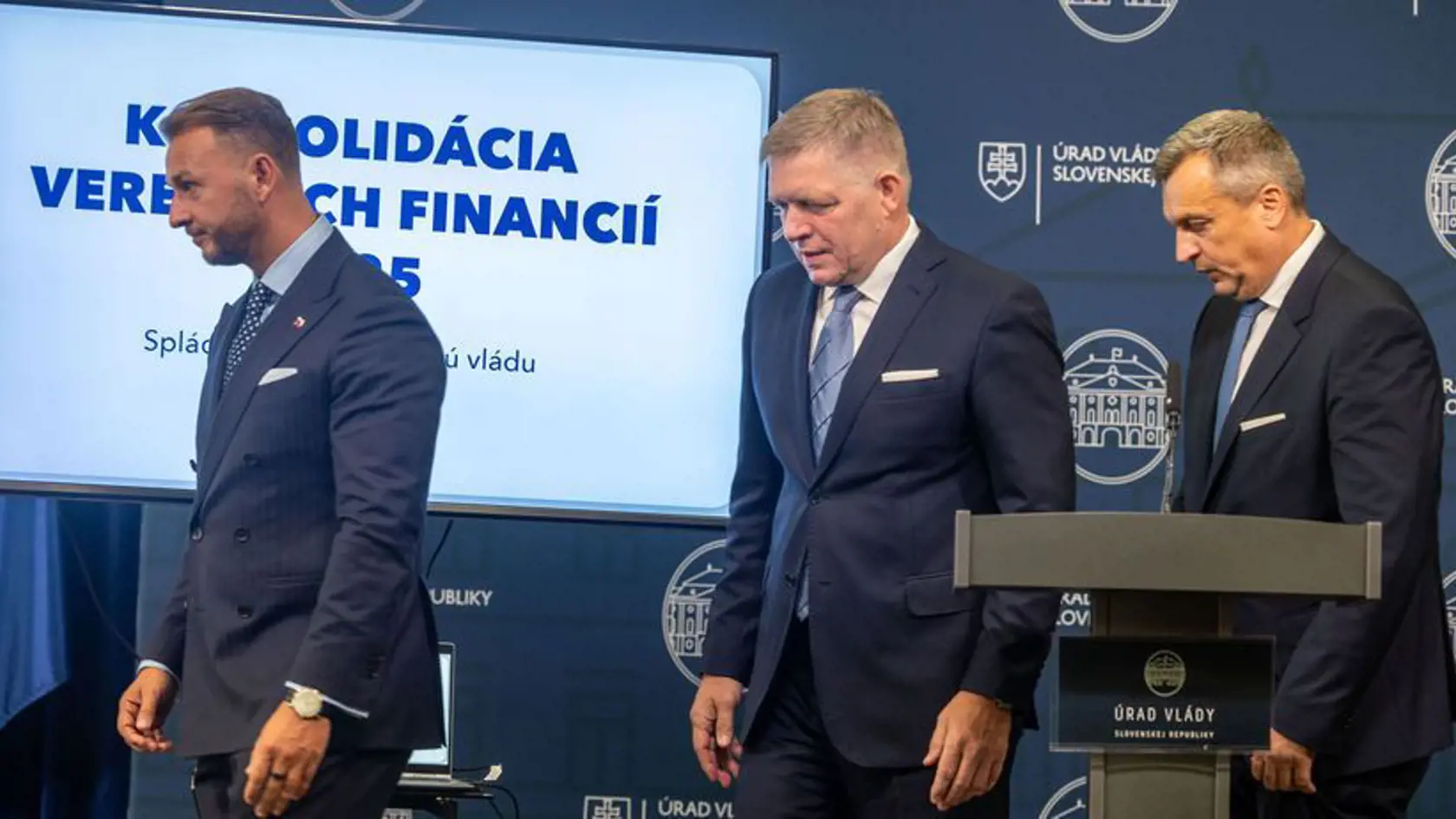 TRojica koaličných lídrov: sprava predseda Hlasu a minister vnútra Matúš Šutaj Eštok, líder Smeru a premiér Robert Fico a šéf SNS a podpredseda parlamentu Andrej Danko.