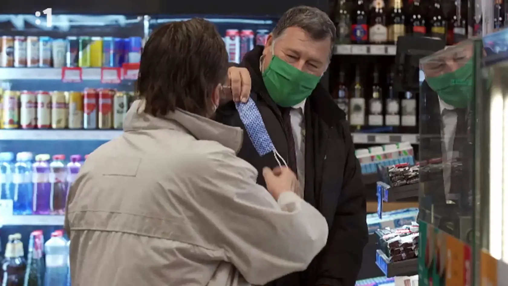 Profesor Vladimír Krčméry sa objavil v seriáli RTVS Pumpa. Danovi Heribanovi dokonca venoval rúško.