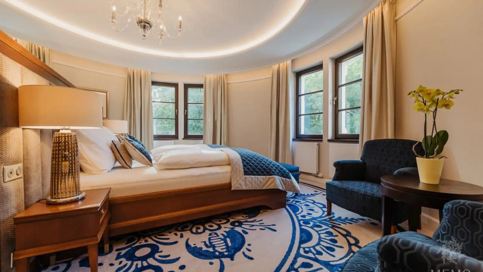 Apartmán je v jednej z veží zámku a jeho spálňa má unikátny okrúhly tvar.