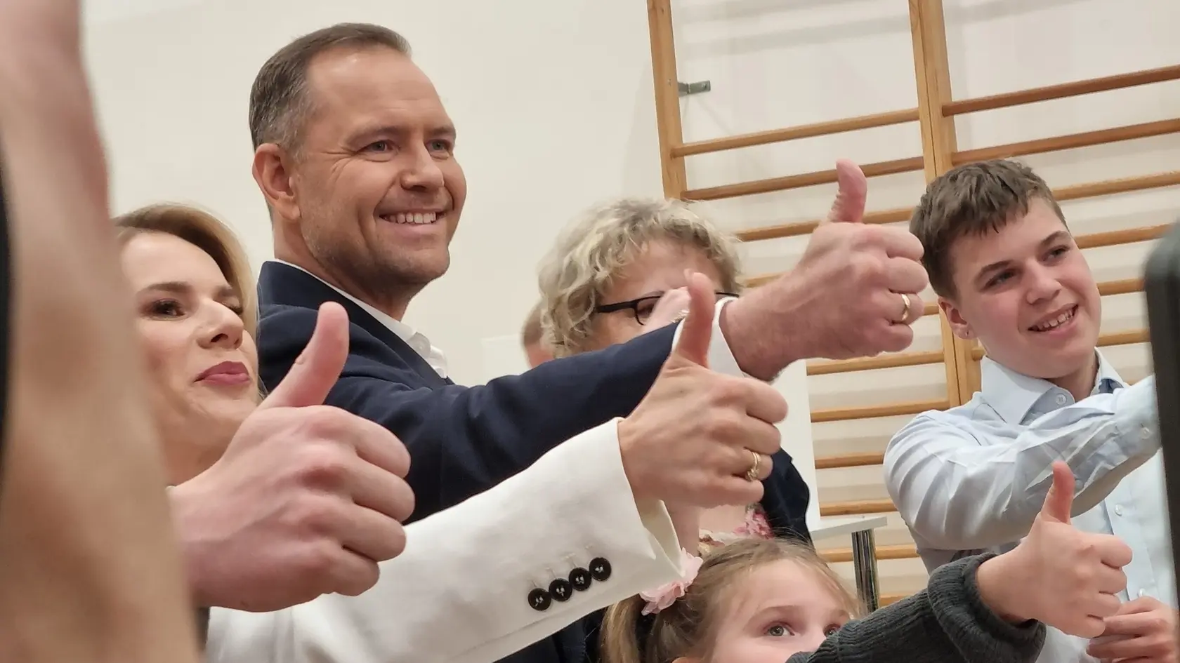 Na snímke prezidentský kandidát a historik Karol Nawrocki (uprostred), ktorého podporuje strana Právo a spravodlivosť (PiS), pózuje s manželkou Martou (vľavo) vo volebnej miestnosti vo Varšave počas druhého kola prezidentských volieb v Poľsku v nedeľu 1. júna 2025.