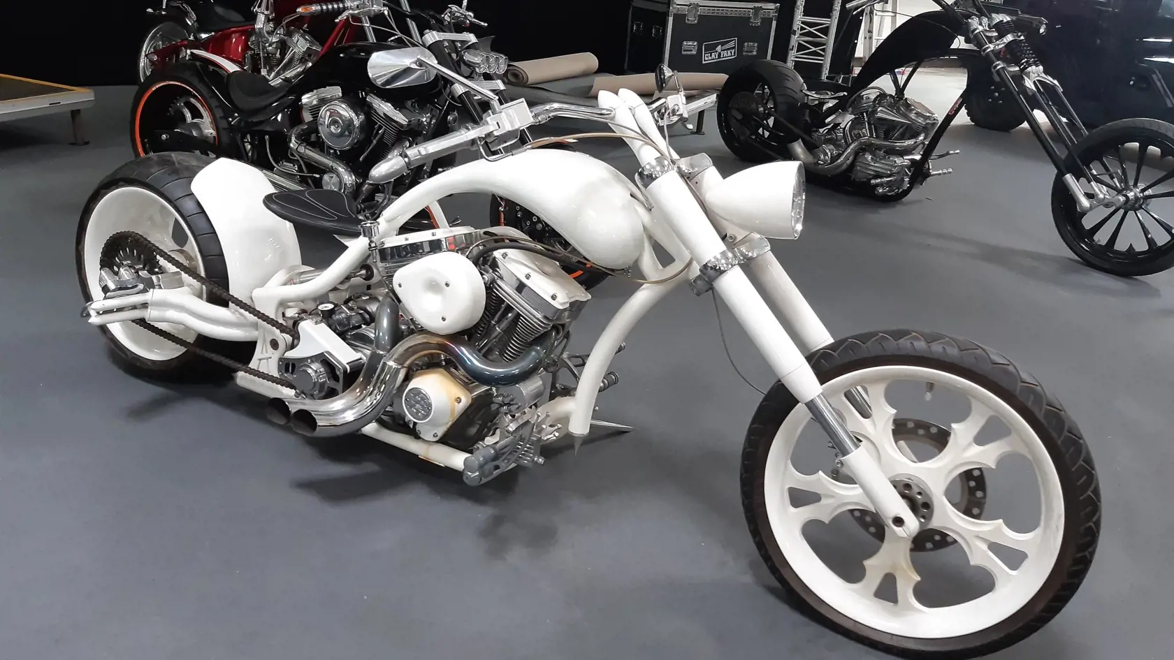 Na snímke je motocykel Rytmusa, vyrobený podľa jeho predstáv. Chcel bieleho kráľa, lebo vtedy práve pripravoval CD Kral. Miestami sú tam aj kráľovské korunky.