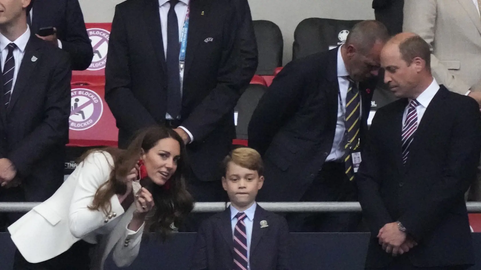 Vojvodkyňa Kate sledovala finále Eura s manželom Williamom a synom Georgom. Sedemročný princ sa po góle Anglicka odtrhol z reťaze, no po zápase mu nebolo do smiechu.