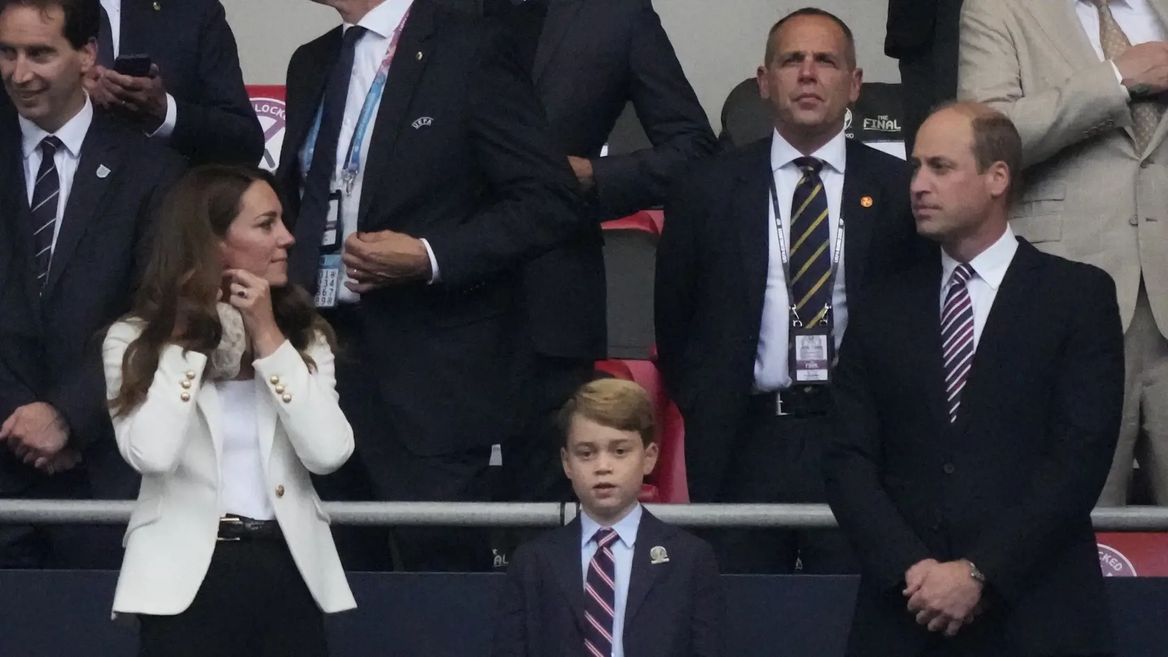 Vojvodkyňa Kate sledovala finále Eura s manželom Williamom a synom Georgom. Sedemročný princ sa po góle Anglicka odtrhol z reťaze, no po zápase mu nebolo do smiechu.