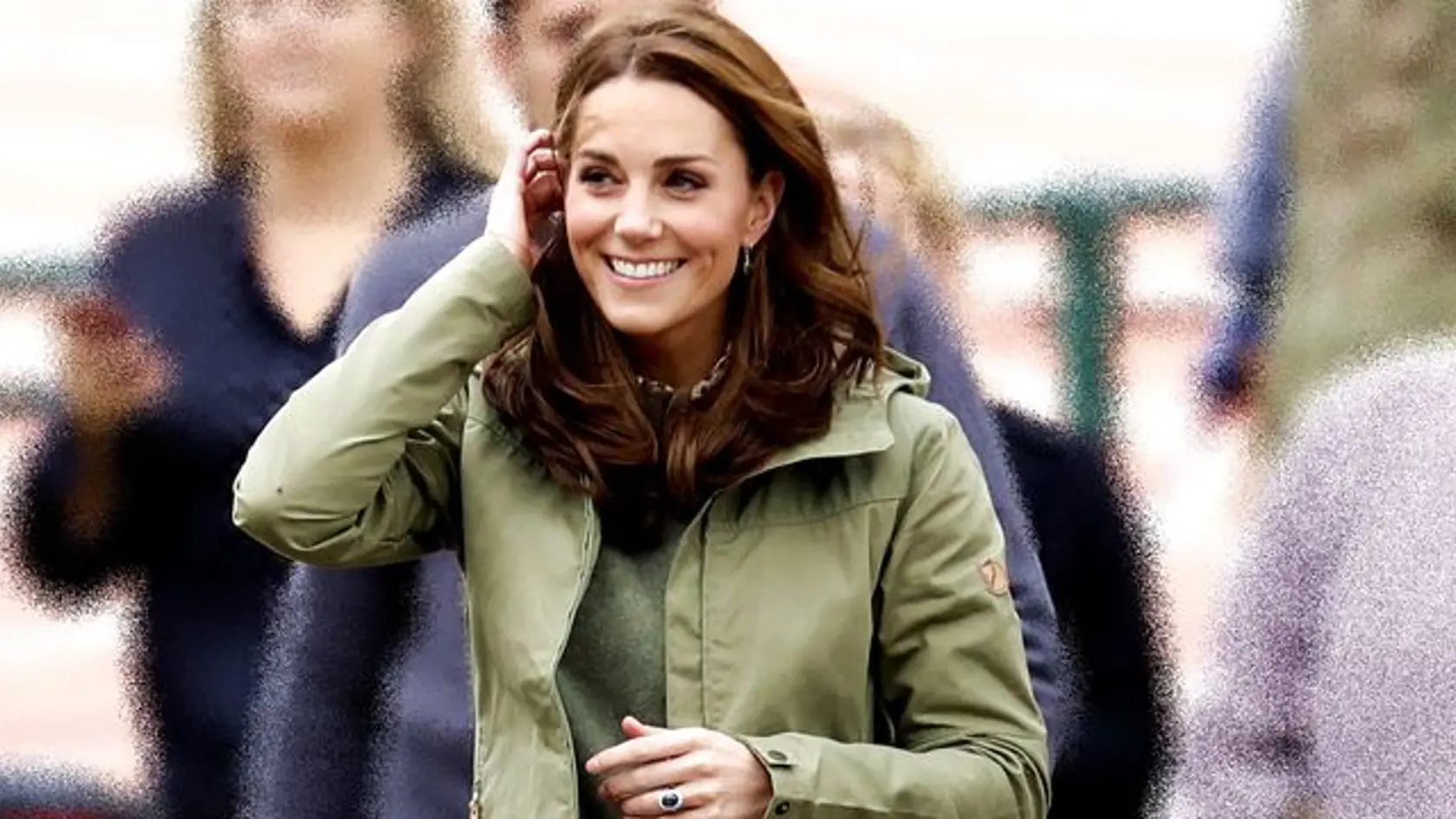 Kate Middleton (36) porodila tretieho kráľovského potomka 23. apríla. Princovi a vojvodkyni sa narodil ďaľší chlapec. Princ George a Charlotte majú mladšieho súrodenca. Po pôrode sa vojvodkyňa zúčastnila honosnej svadby Meghan a Harryho. Po čase sa Kate prestana ukazovať na verejnosti. Naposledy navštívila lesnú školu a pozrite, ako jej to pristalo!