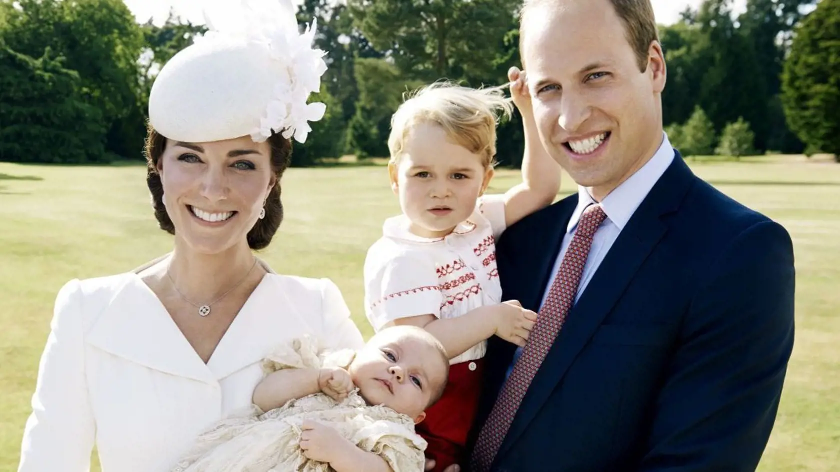 Kate s Williamom so svojimi ratolesťami - Georgeom a Charlotte.