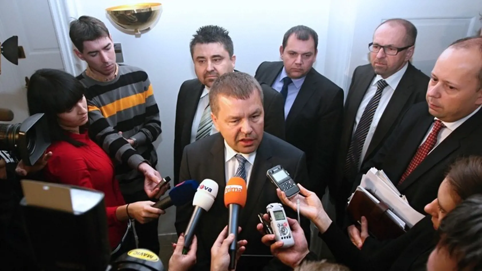 Polícia v Česku zatkla aj niekdajšieho poslanca a ministra Ivana Fuksu (druhý sprava) a bývalého štátneho tajomníka Marka Šnajdra (vpravo).