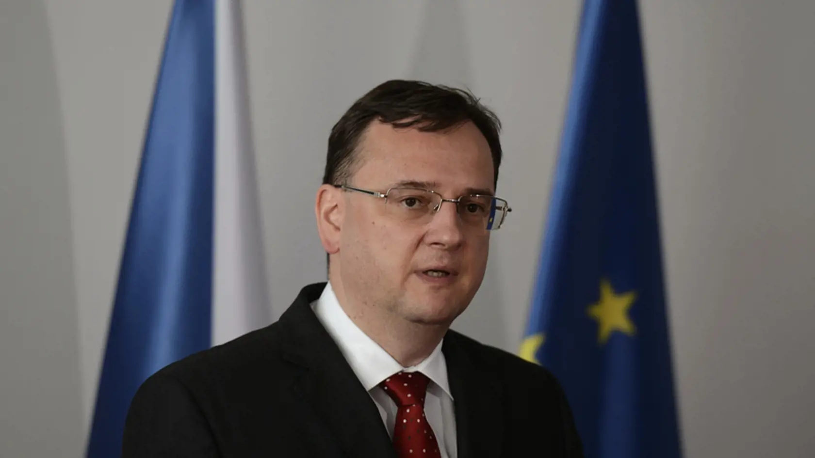 Petr Nečas sa ako premiér neudrží, píše komentáre v českých denníkoch.