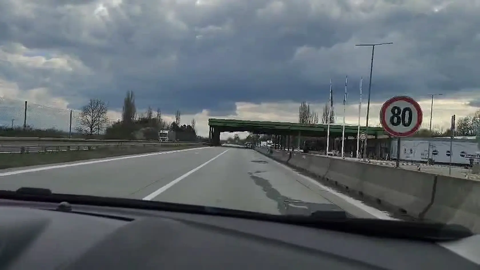 V rámci opatrení pre šírenie slintačky a krívačky (SLAK) je dočasne uzavretých 16 hraničných priechodov s Maďarskom a jeden hraničný priechod s Rakúskom. Na zvyšných hraničných priechodoch sú zavedené dočasné kontroly. Potrvajú do polnoci 7. mája.